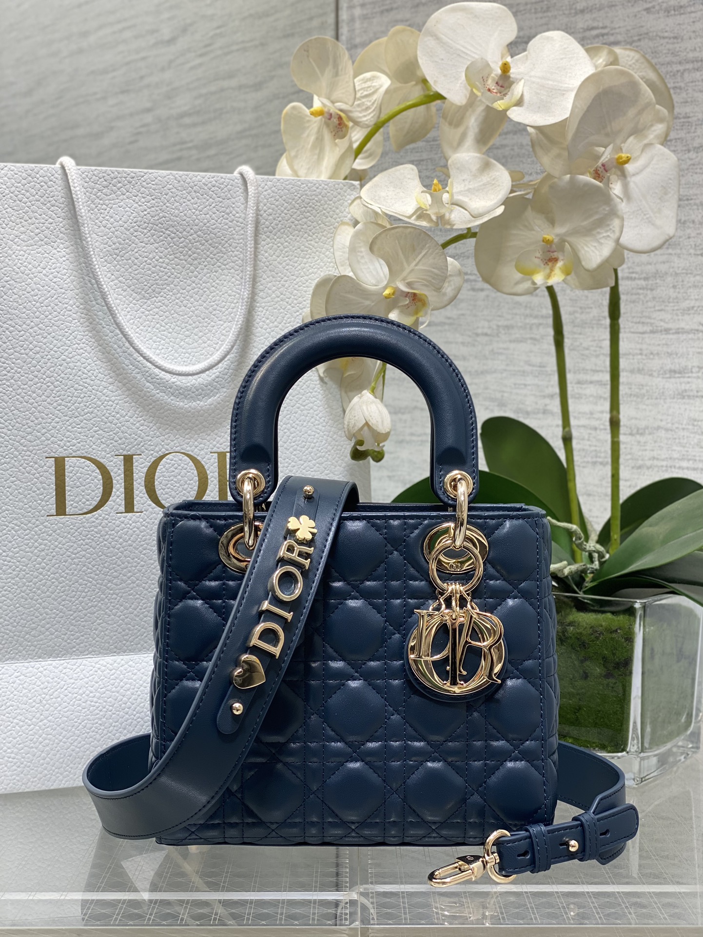 𝐋𝐚𝐝𝐲Cuatro cuadros de piel de oveja azul oscuro