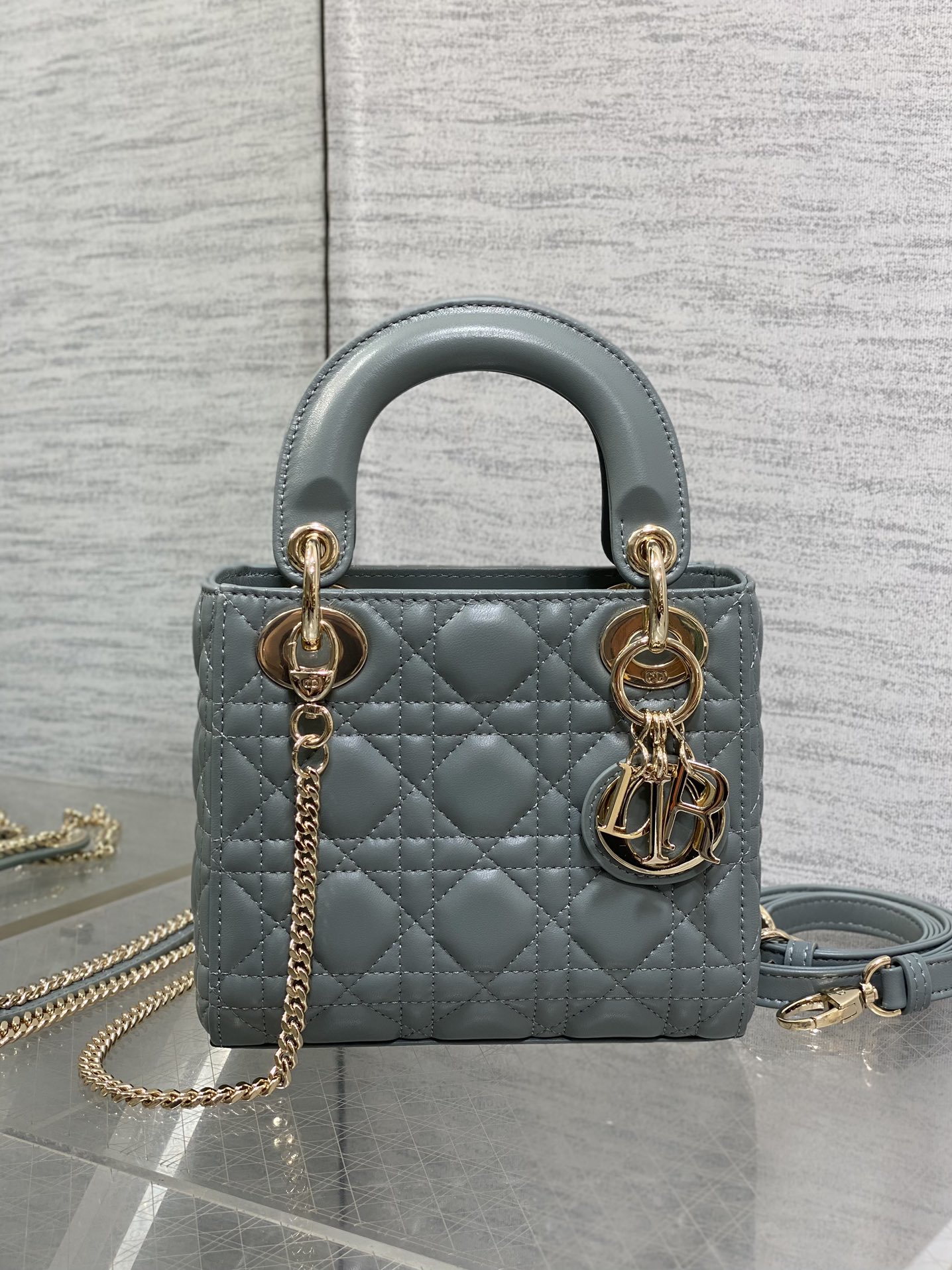 现货‼️
Classic Lady戴妃包，人手一个必备的三格小包😍。迷人优雅又气场十足💃🏻，斜挎手拎也是