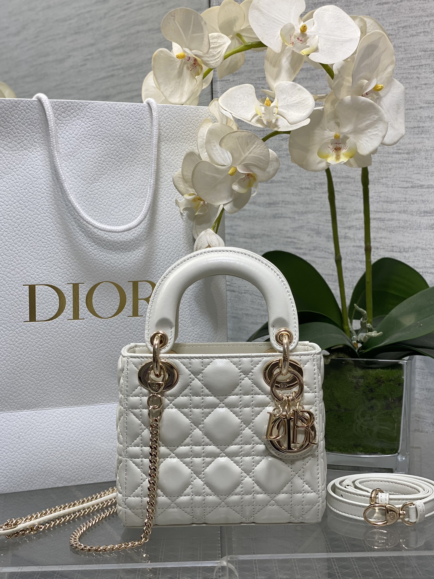 𝐋𝐚𝐝𝐲 piel de cabra de tres compartimentos blanco y oro