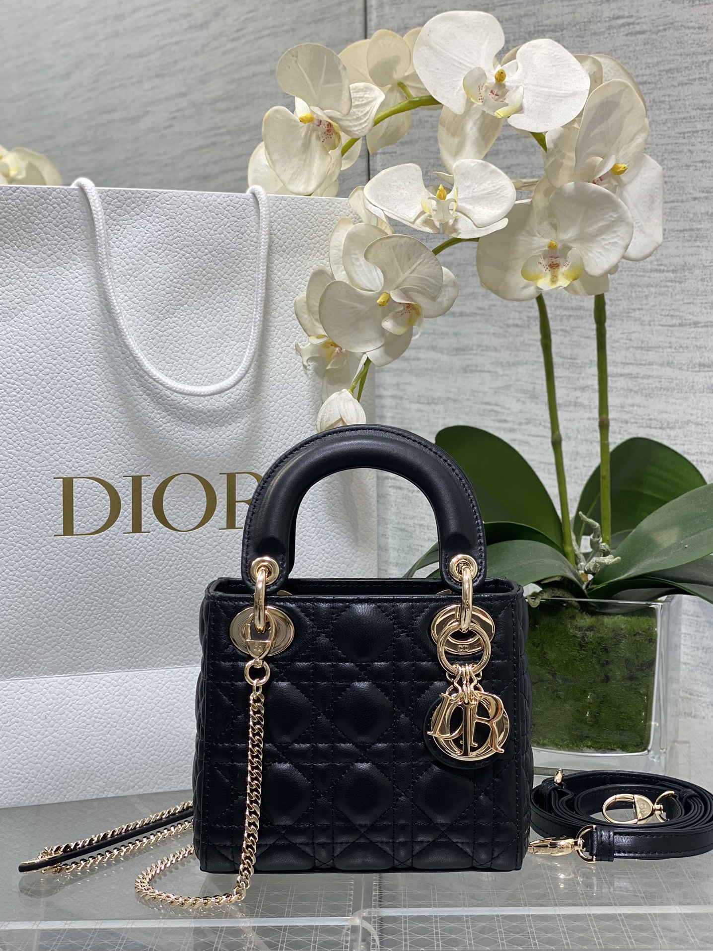 𝐋𝐚𝐝𝐲 piel de cabra de tres compartimentos negro y oro