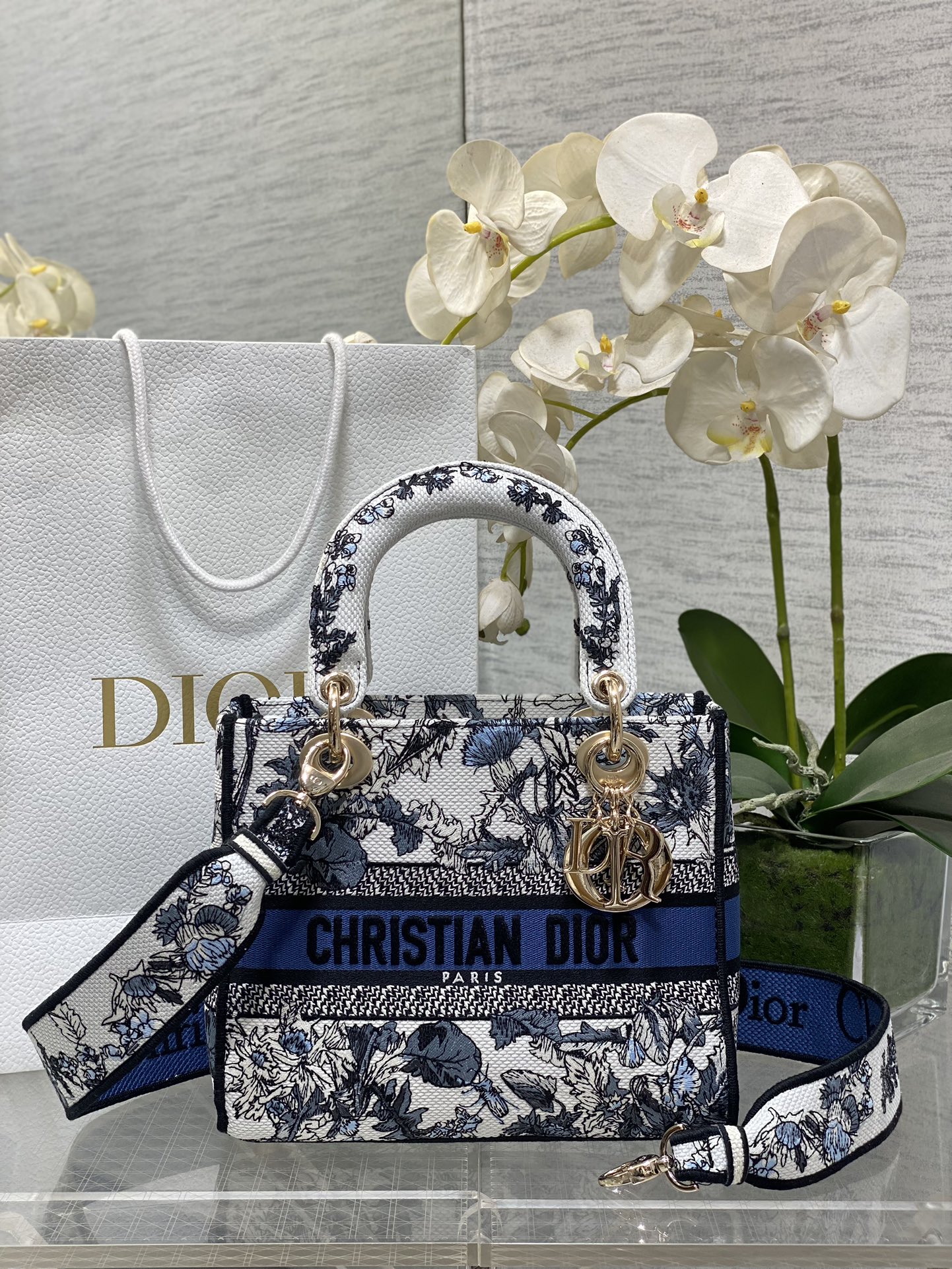 𝐋𝐚𝐝𝐲El último patrón de bordado de cinco cuadros para otoño e invierno.