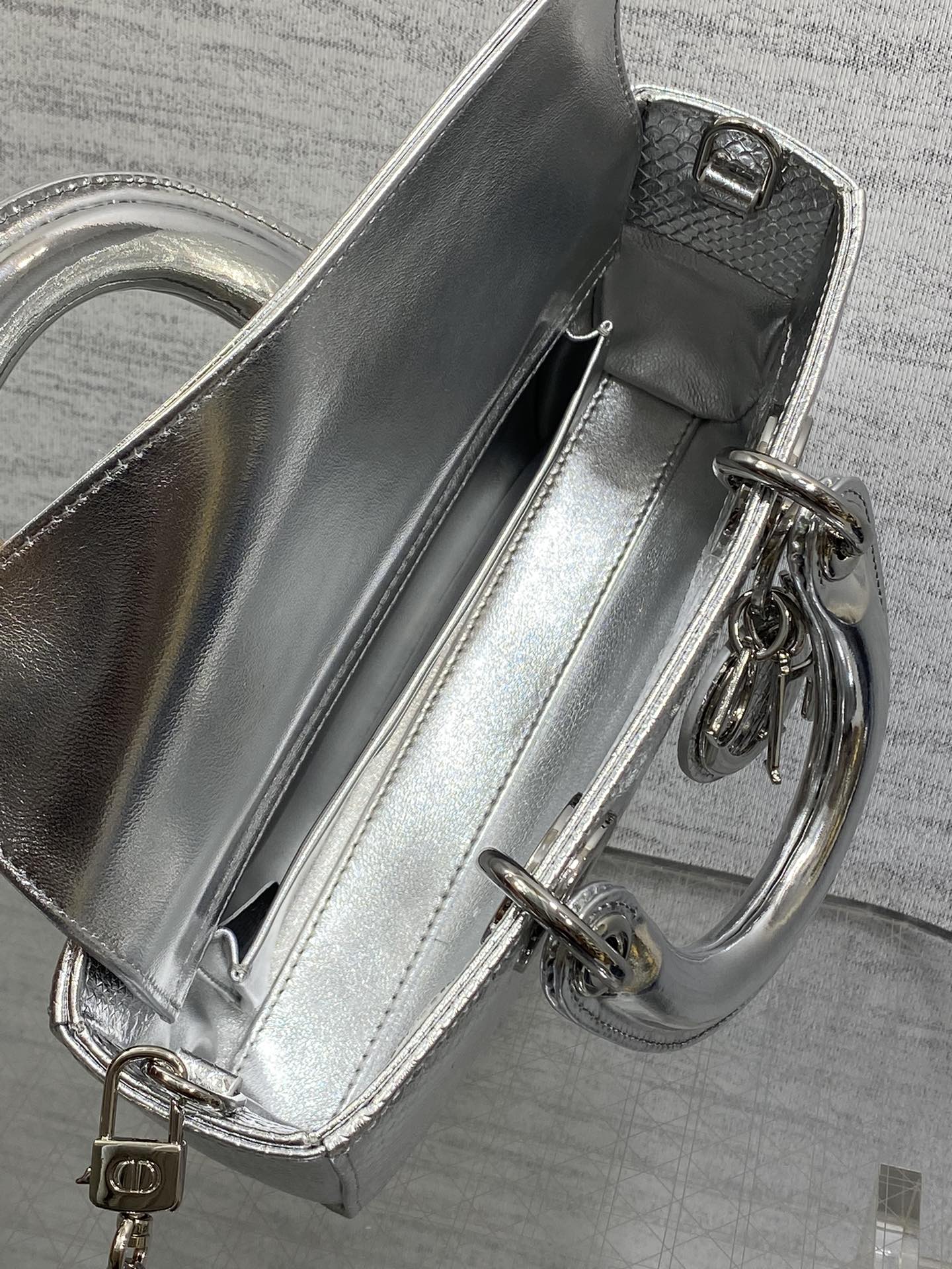 现货‼️Lady横版戴妃珍稀蛇皮闪亮登场，高雅又不失个性，非它莫属👏🏼，科普一下每条蛇皮的纹路都是独一无