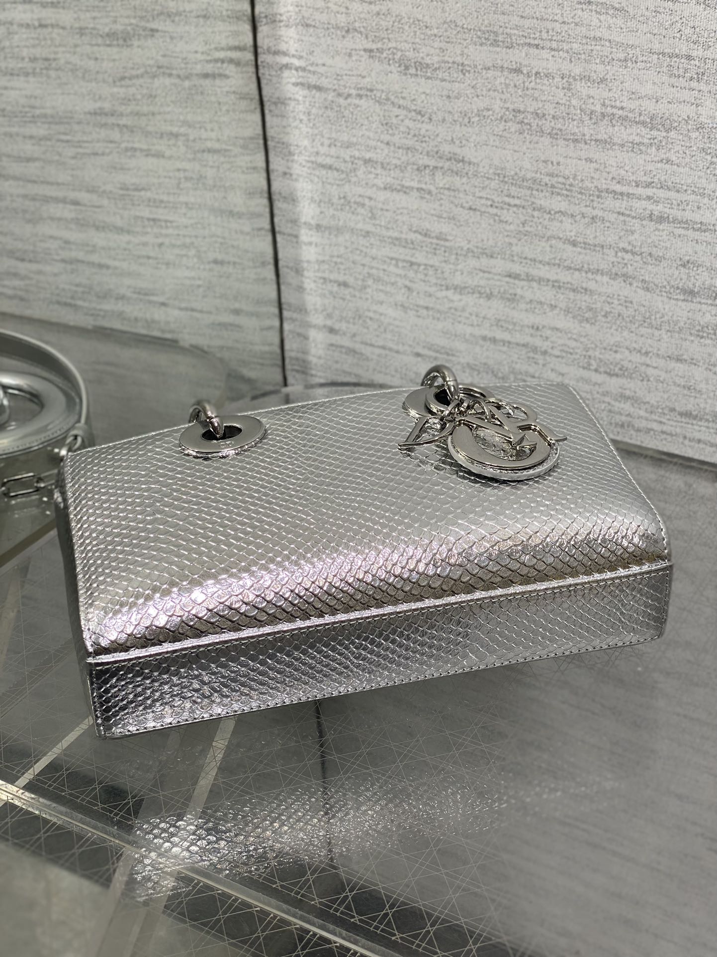 现货‼️Lady横版戴妃珍稀蛇皮闪亮登场，高雅又不失个性，非它莫属👏🏼，科普一下每条蛇皮的纹路都是独一无