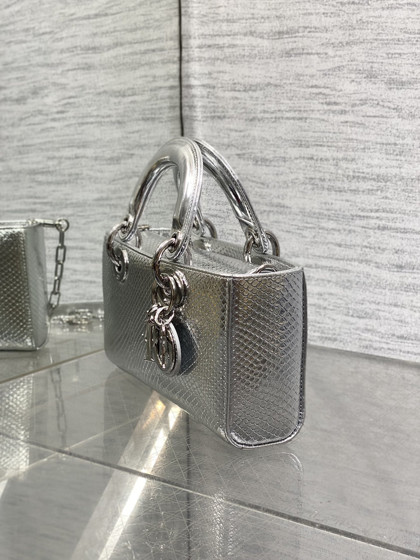 现货‼️Lady横版戴妃珍稀蛇皮闪亮登场，高雅又不失个性，非它莫属👏🏼，科普一下每条蛇皮的纹路都是独一无