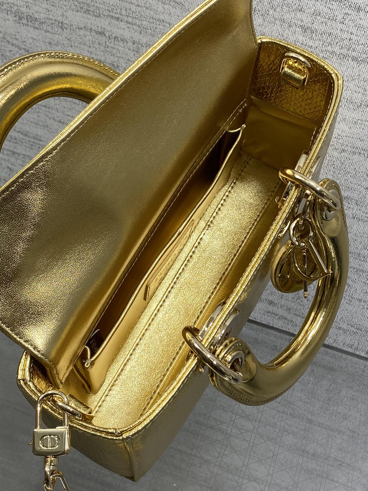 现货‼️Lady横版戴妃珍稀蛇皮闪亮登场，高雅又不失个性，非它莫属👏🏼，科普一下每条蛇皮的纹路都是独一无