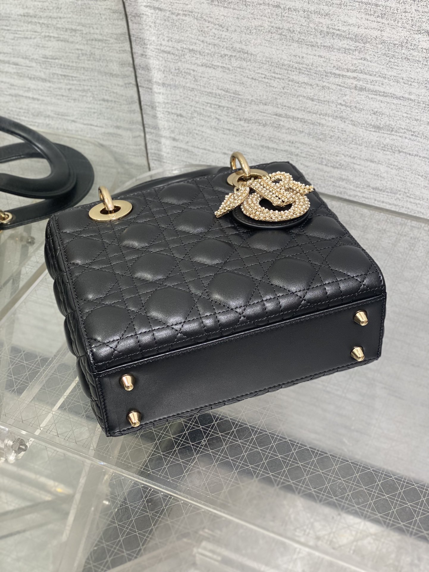 现货‼️Lady最新限量版珍珠扣戴妃包🌞，人手一个必备的戴妃包😍。迷人优雅又气场十足💃🏻，斜挎手拎也是女