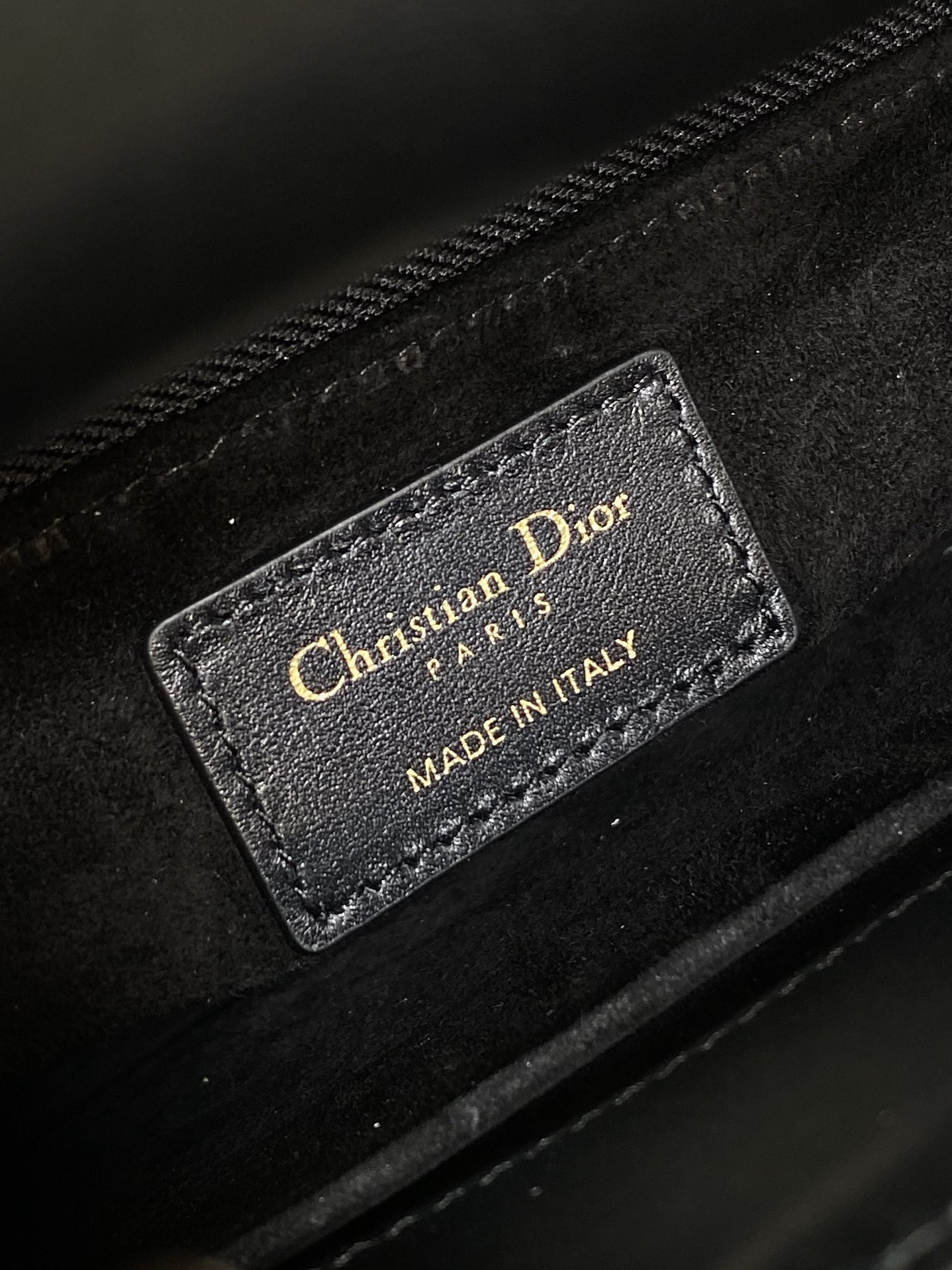 现货‼️Lady最新限量版珍珠扣戴妃包🌞，人手一个必备的戴妃包😍。迷人优雅又气场十足💃🏻，斜挎手拎也是女