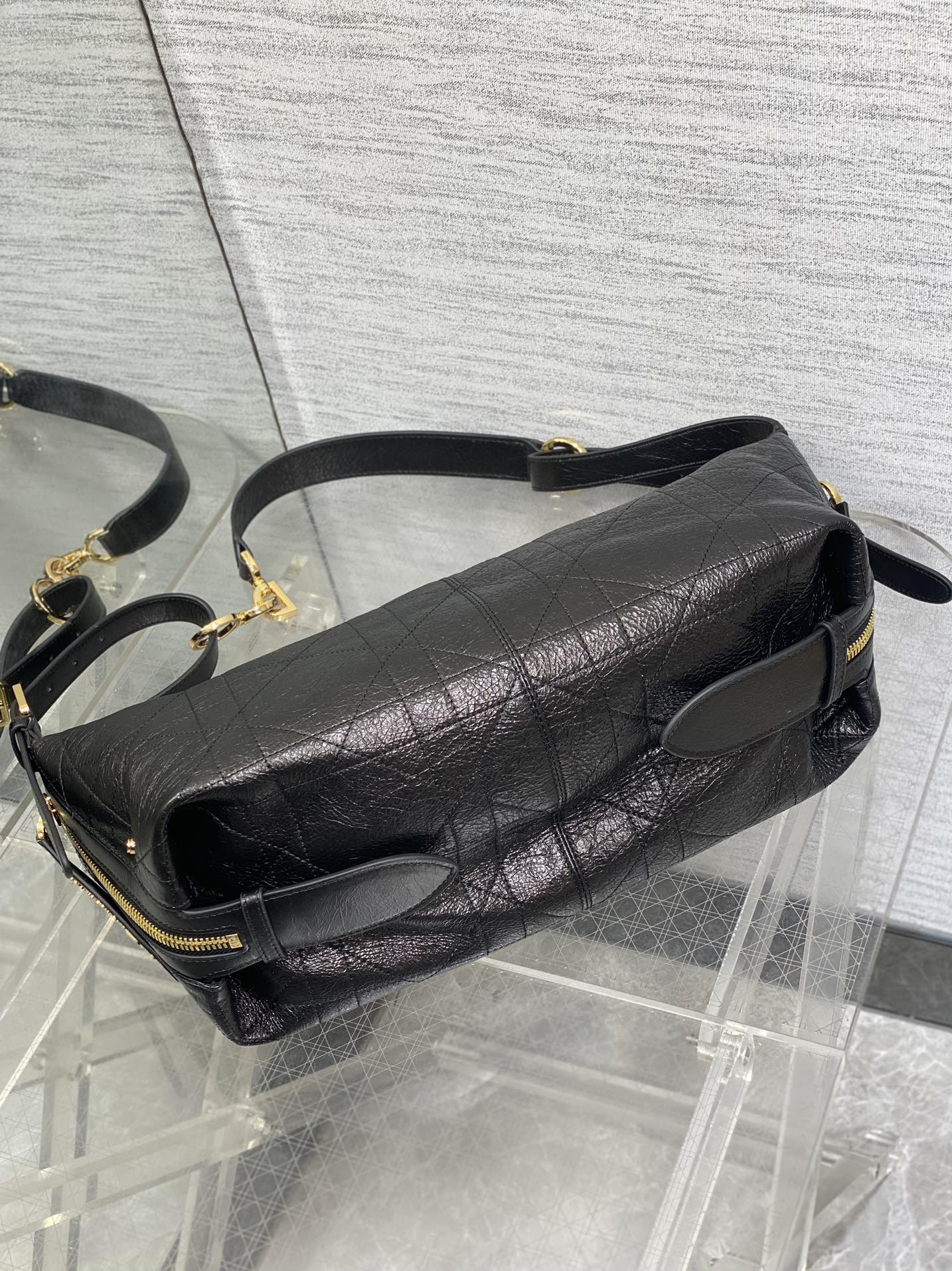中号现货‼️
Journey系列中号油蜡皮，开年就王炸，直接击中心巴上，自带松弛感的hobo包，包形柔软