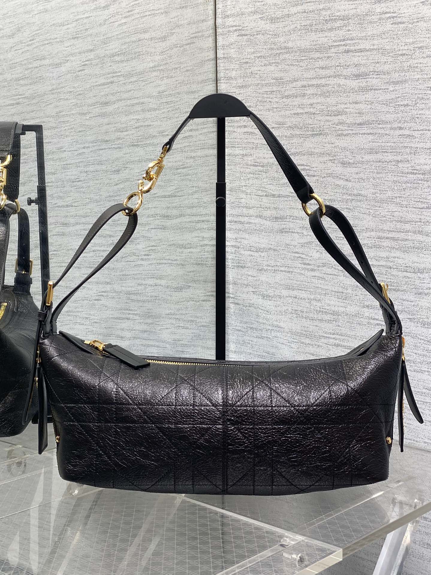 中号现货‼️
Journey系列中号油蜡皮，开年就王炸，直接击中心巴上，自带松弛感的hobo包，包形柔软
