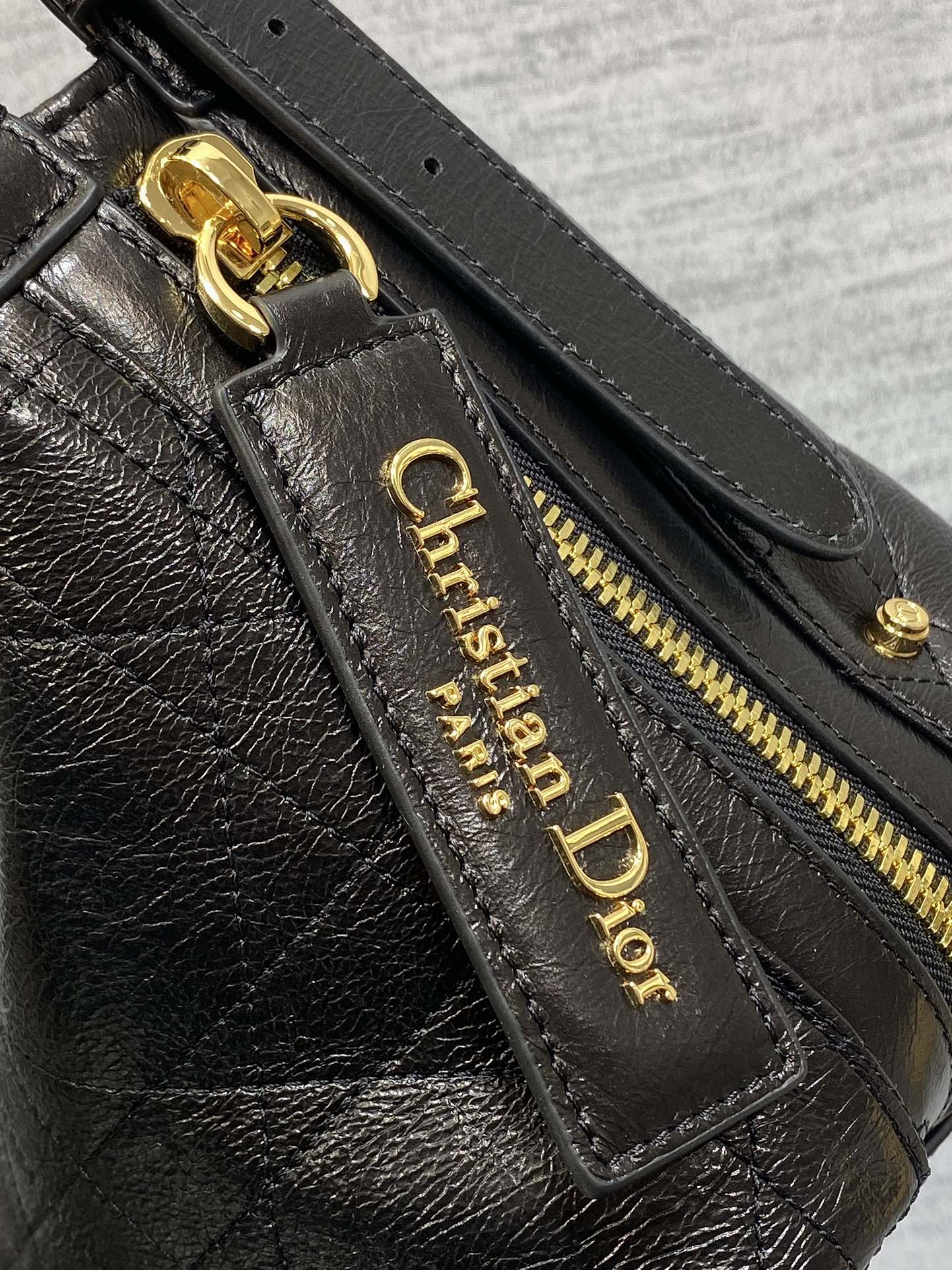 中号现货‼️
Journey系列中号油蜡皮，开年就王炸，直接击中心巴上，自带松弛感的hobo包，包形柔软