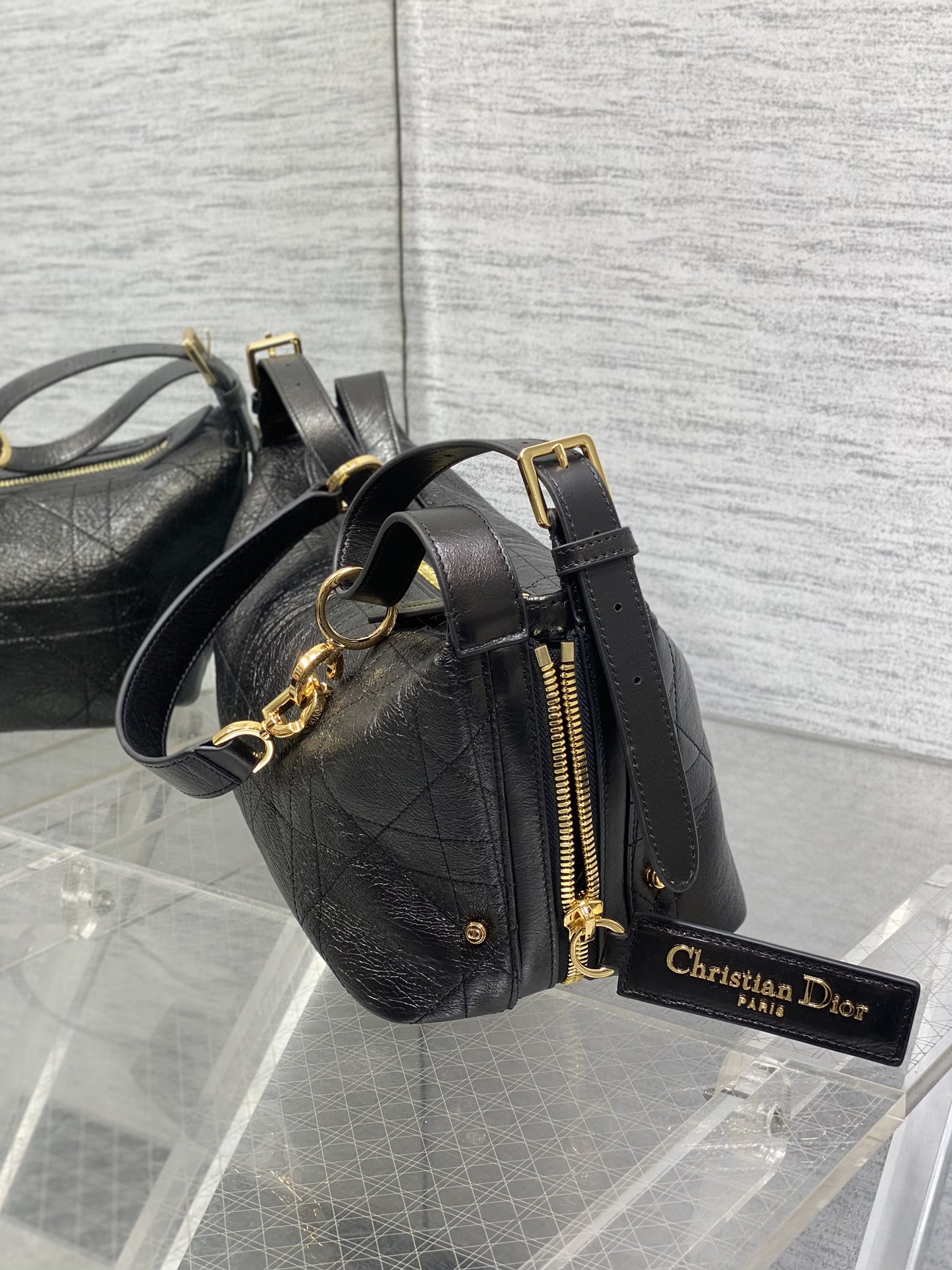 中号现货‼️
Journey系列中号油蜡皮，开年就王炸，直接击中心巴上，自带松弛感的hobo包，包形柔软