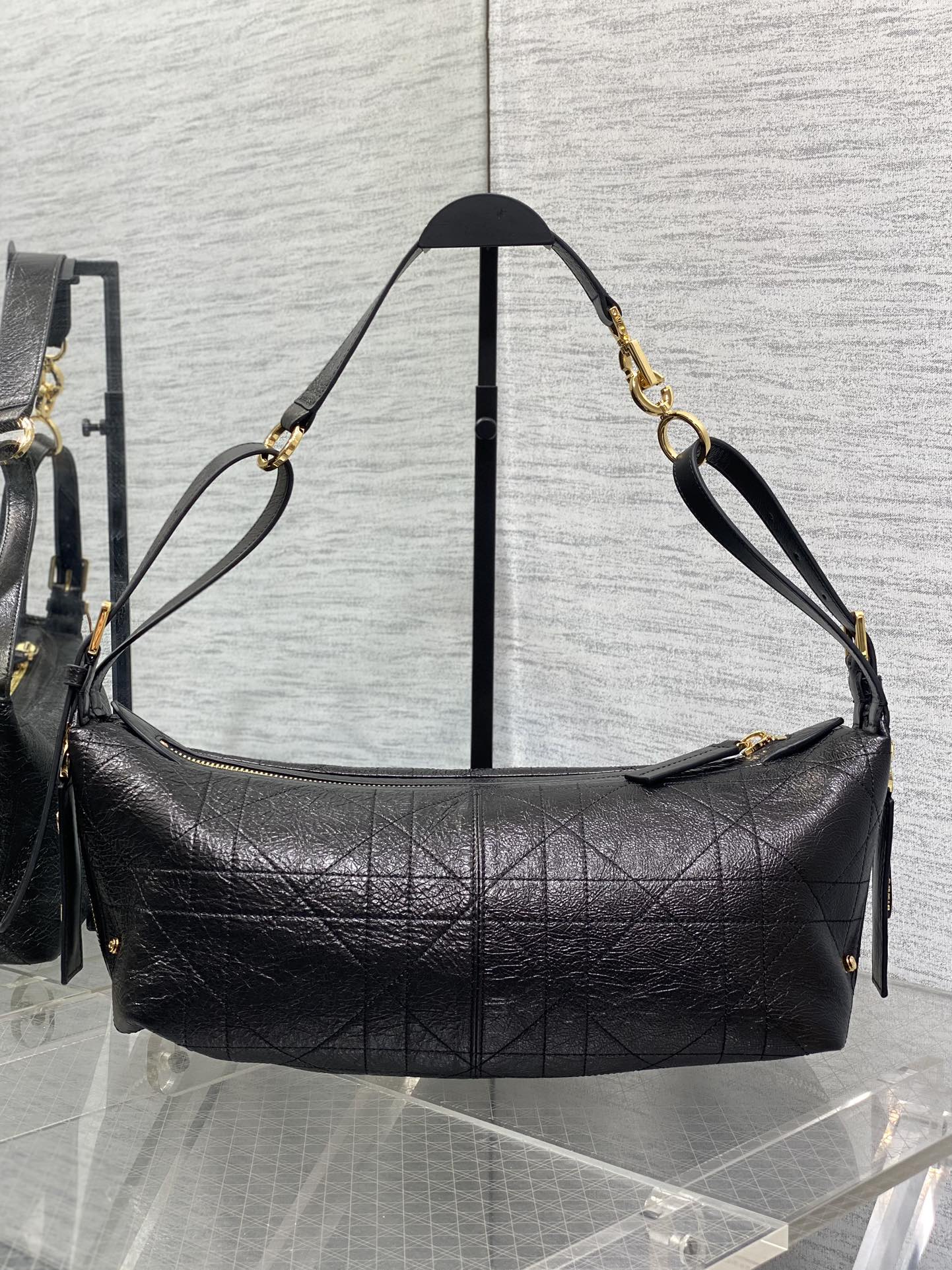 中号现货‼️
Journey系列中号油蜡皮，开年就王炸，直接击中心巴上，自带松弛感的hobo包，包形柔软