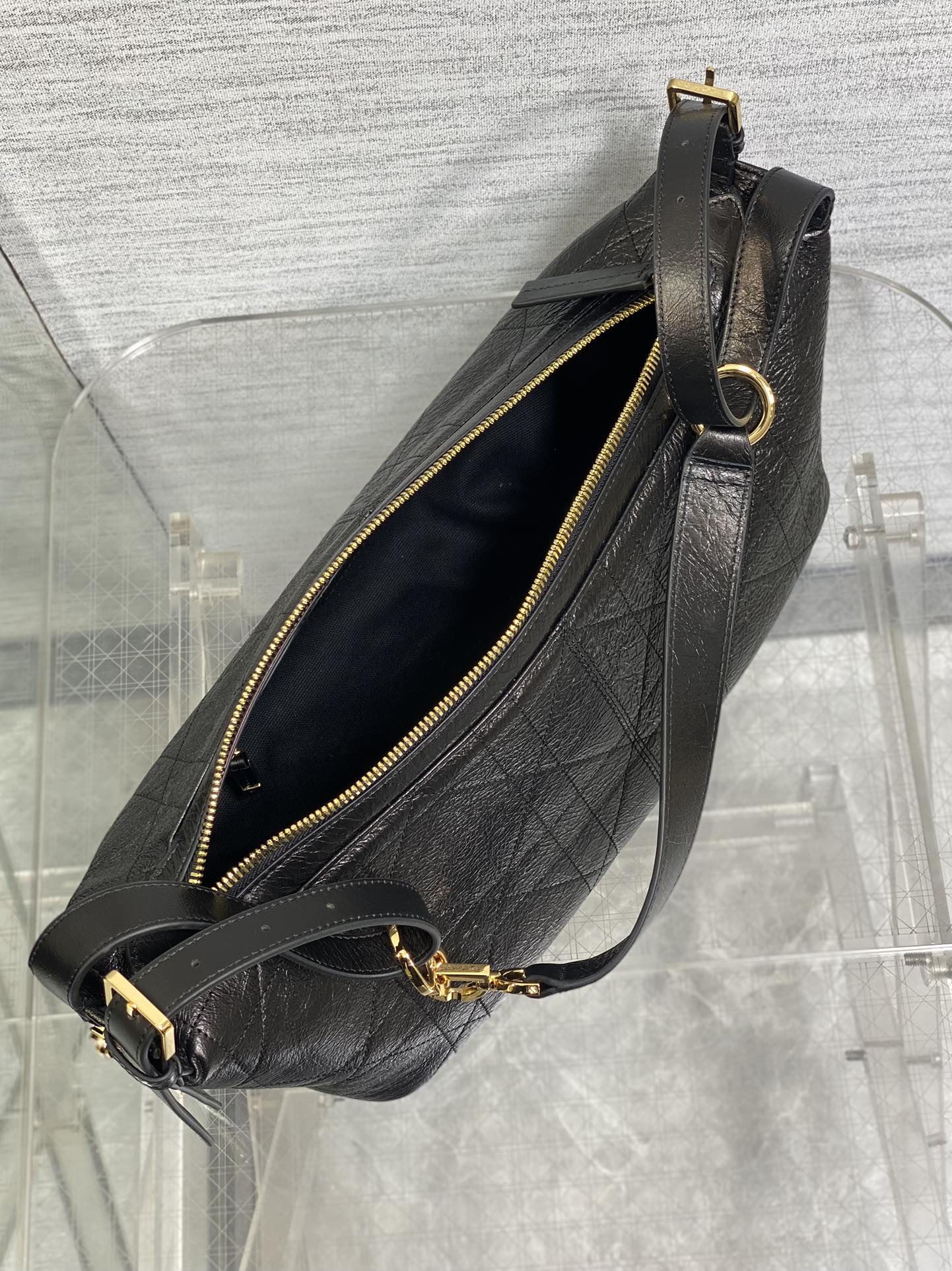 中号现货‼️
Journey系列中号油蜡皮，开年就王炸，直接击中心巴上，自带松弛感的hobo包，包形柔软