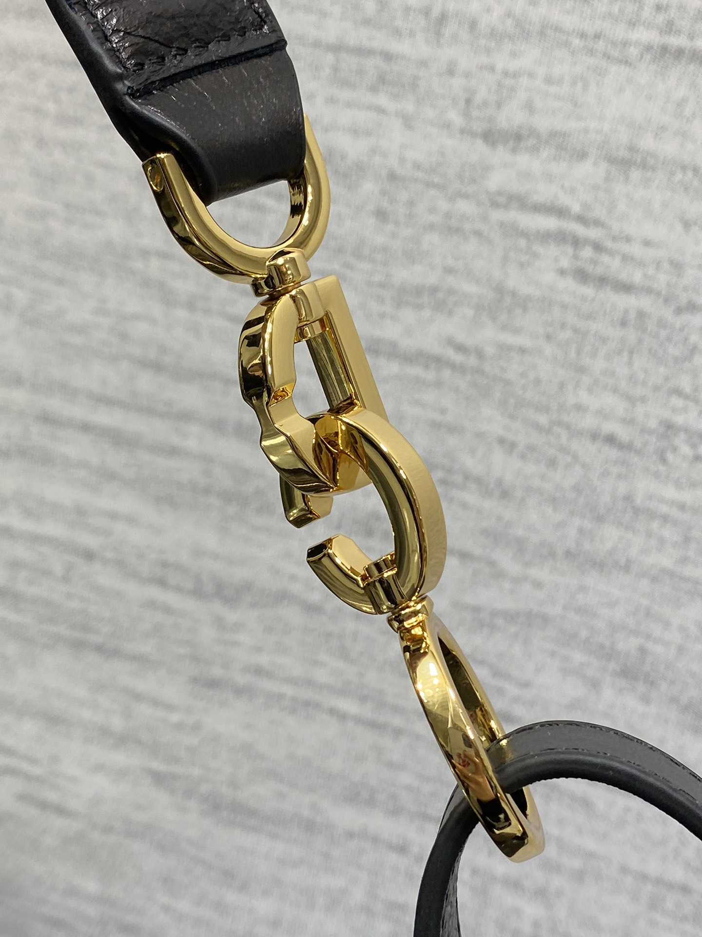 中号现货‼️
Journey系列中号油蜡皮，开年就王炸，直接击中心巴上，自带松弛感的hobo包，包形柔软