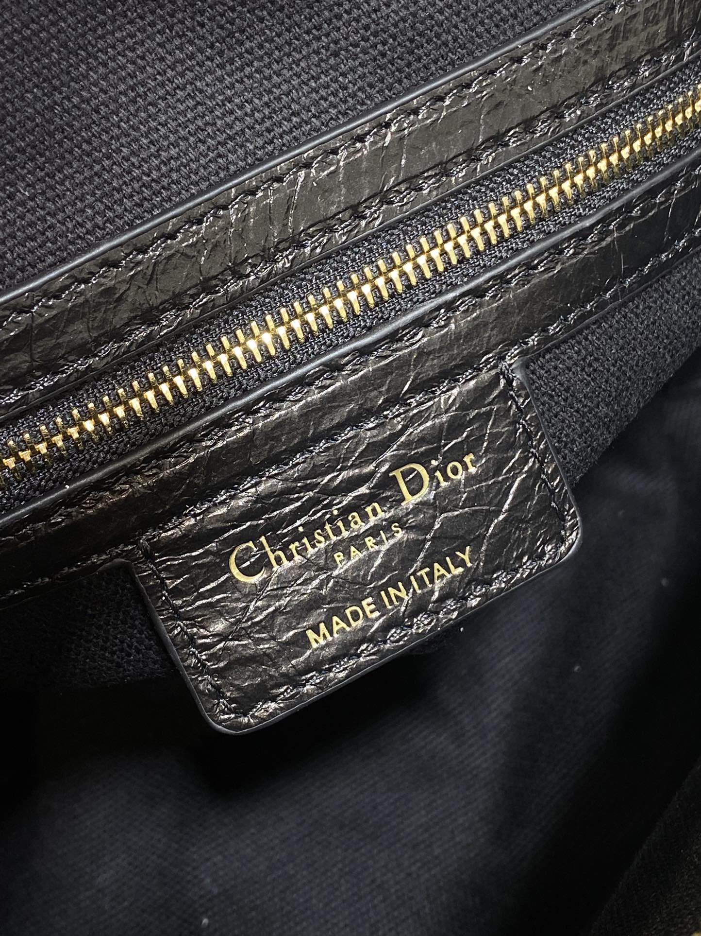 中号现货‼️
Journey系列中号油蜡皮，开年就王炸，直接击中心巴上，自带松弛感的hobo包，包形柔软