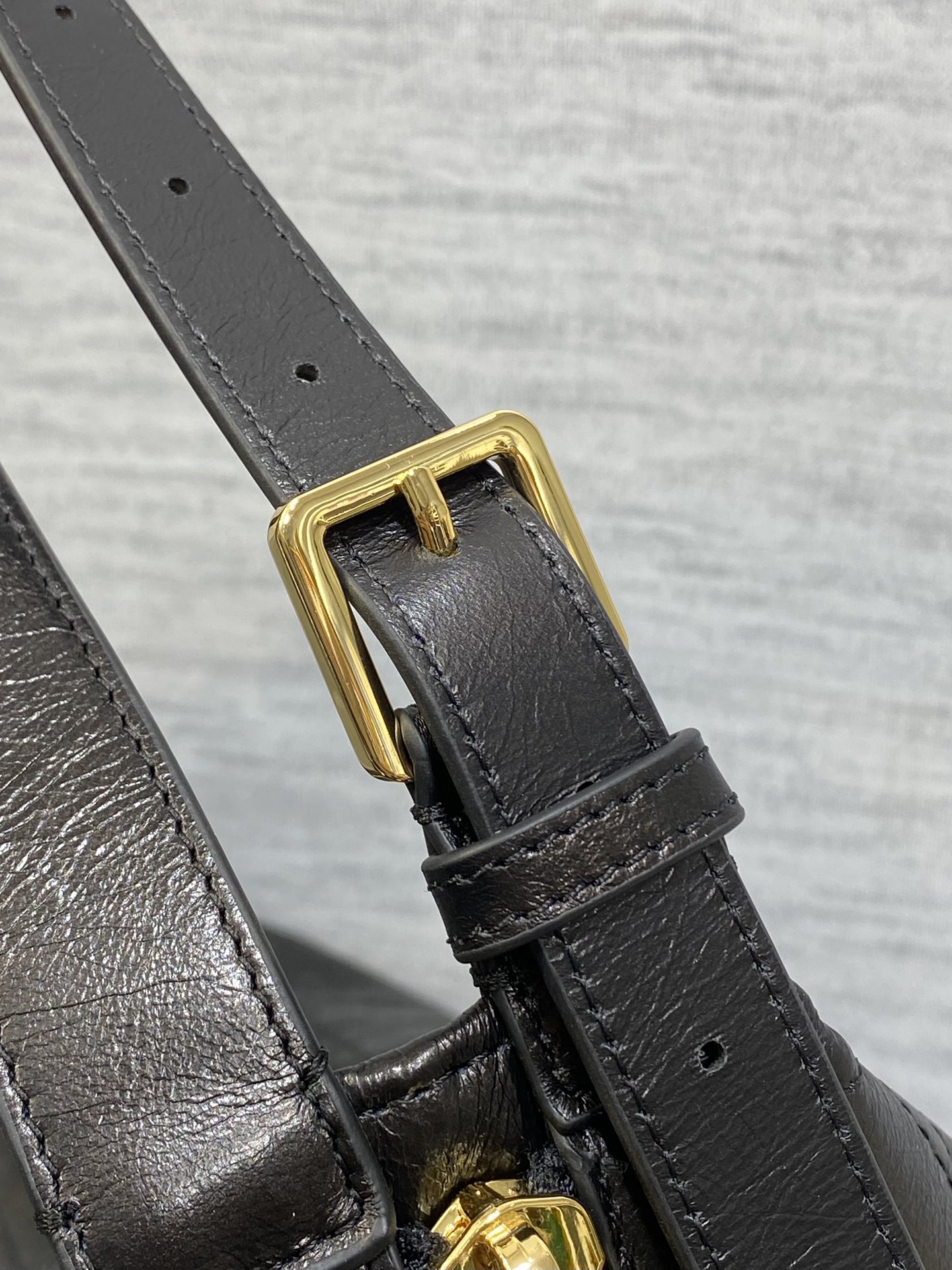 中号现货‼️
Journey系列中号油蜡皮，开年就王炸，直接击中心巴上，自带松弛感的hobo包，包形柔软