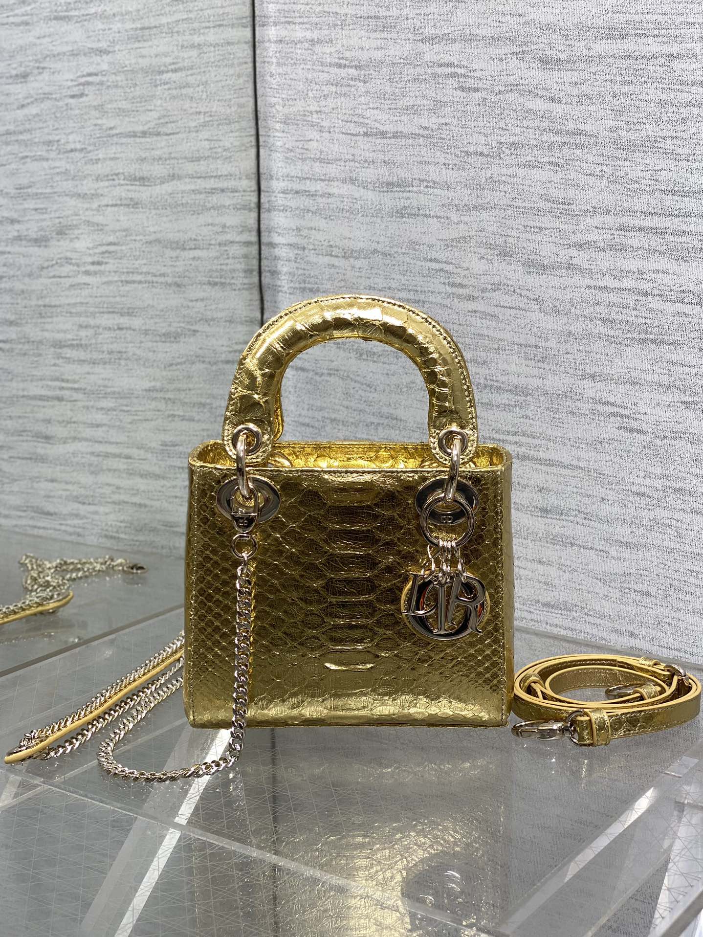 Dior Lady戴妃三格珍稀蛇皮闪亮登场 高雅又不失个性 非它莫属 科普一下每条蛇皮的纹路都是独一无二的