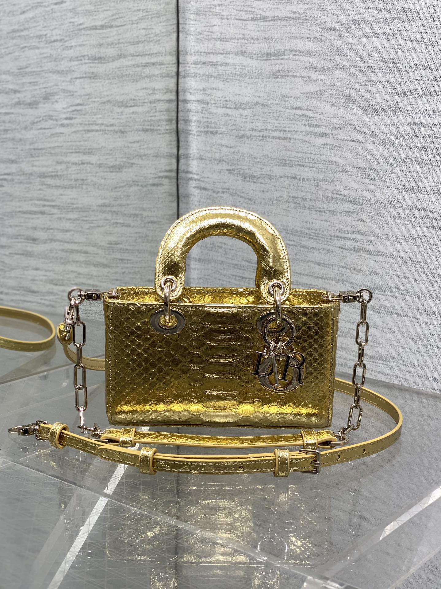 NO:717683,In stock Lady's horizontal version of Princess Diana's rare snake skin is now on display. It is elegant and individual. It has to be this one. Let's do some science. The lines of each snake skin are unique, so the lines of each bag will be different. This is the characteristic of real snake skin. Everyone should look for it. Size: 16.5cm, Princess Diana snake skin, snakeskin, Hermes,19860909现货 Lady横版戴妃珍稀蛇皮闪亮登场,高雅又不失个性,非它莫属,科普一下每条蛇皮的纹路都是独一无二的,所以每个包的纹路都会有所不同,这是真蛇皮的特点,大家要认准哦 Size:16.5cm,戴妃蛇皮,snakeskin,Hermes,,Bag