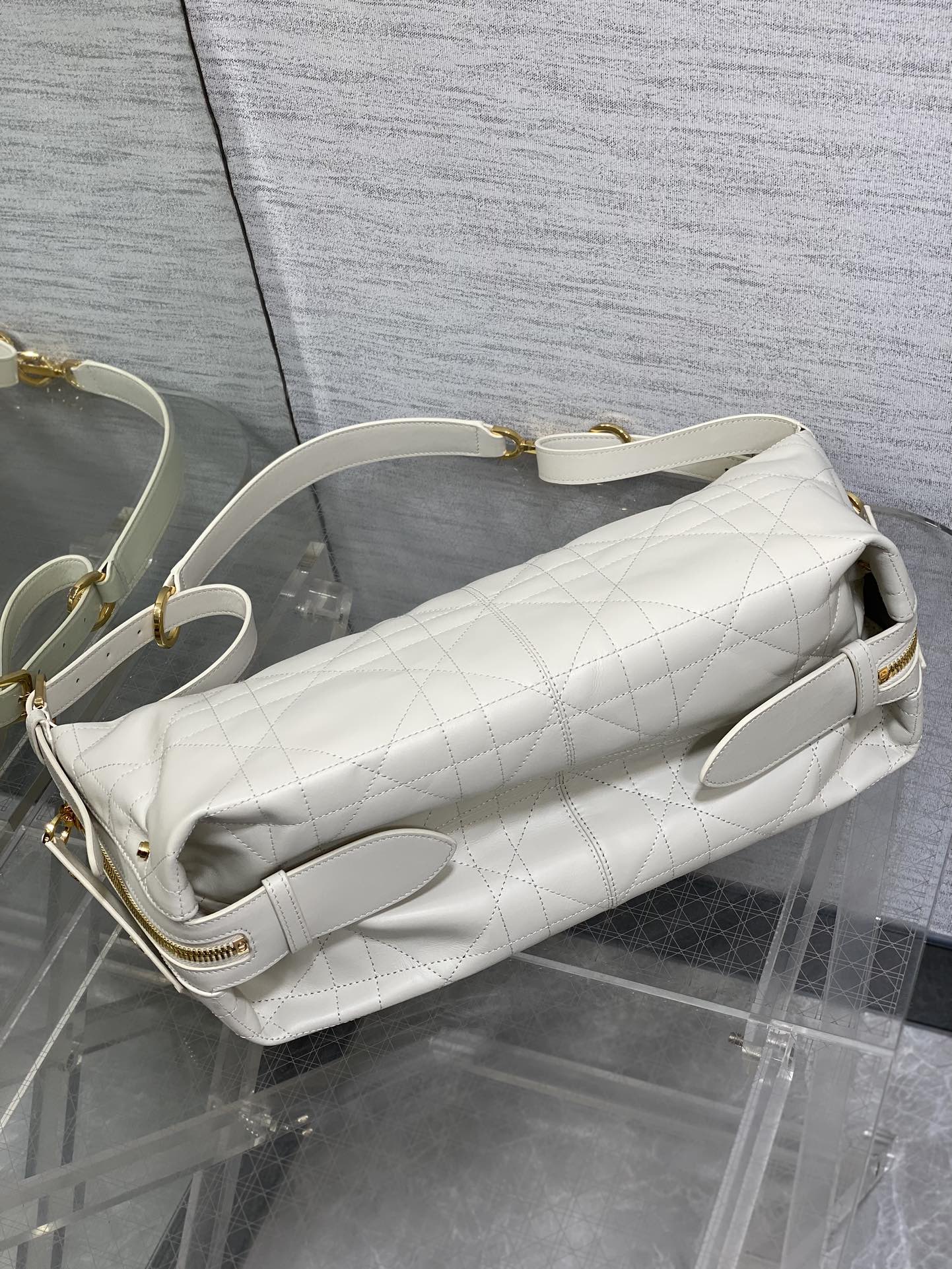 中号现货‼️
Journey系列中号平纹皮，开年就王炸，直接击中心巴上，自带松弛感的hobo包，包形柔软