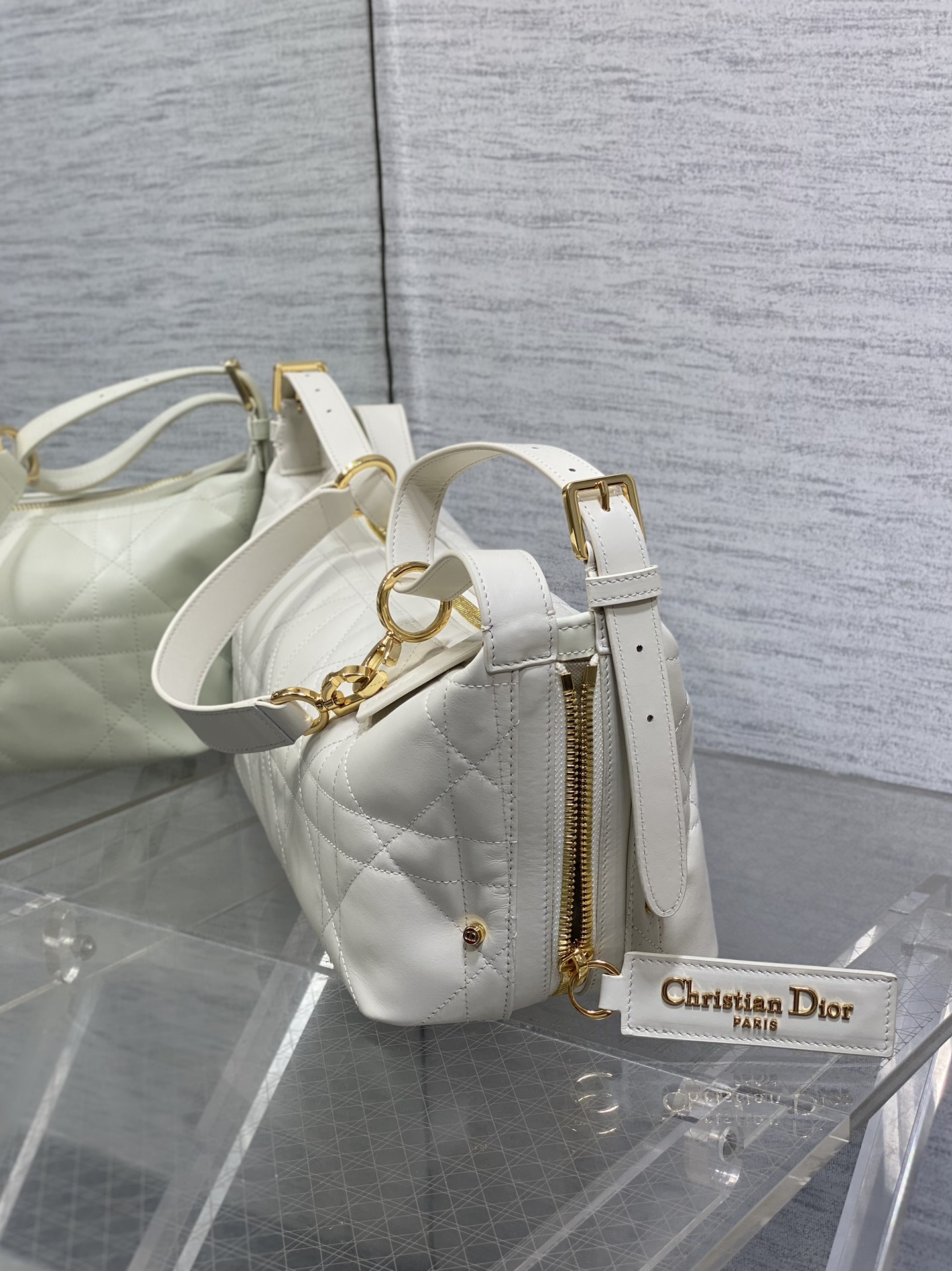 中号现货‼️
Journey系列中号平纹皮，开年就王炸，直接击中心巴上，自带松弛感的hobo包，包形柔软