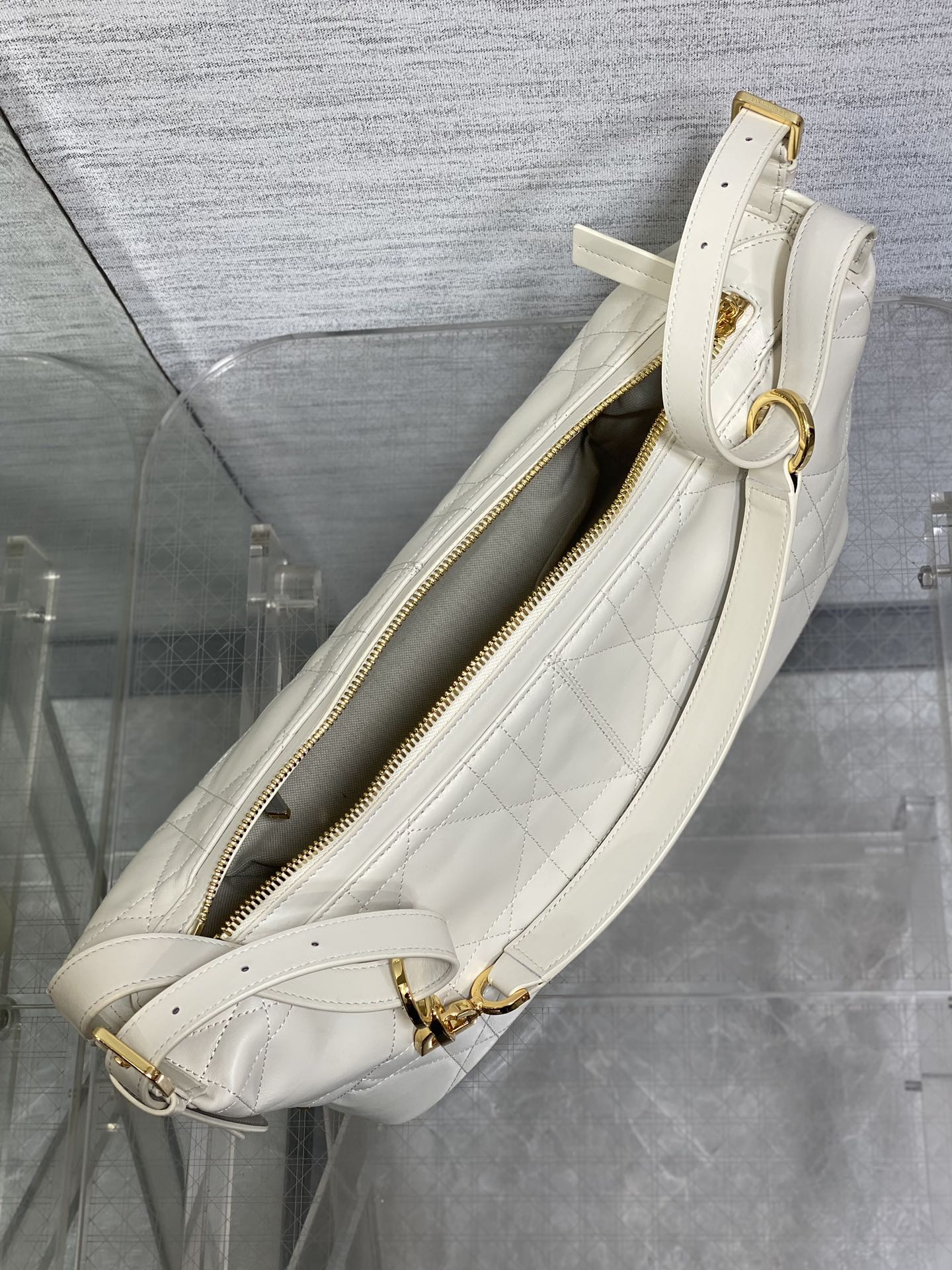 中号现货‼️
Journey系列中号平纹皮，开年就王炸，直接击中心巴上，自带松弛感的hobo包，包形柔软
