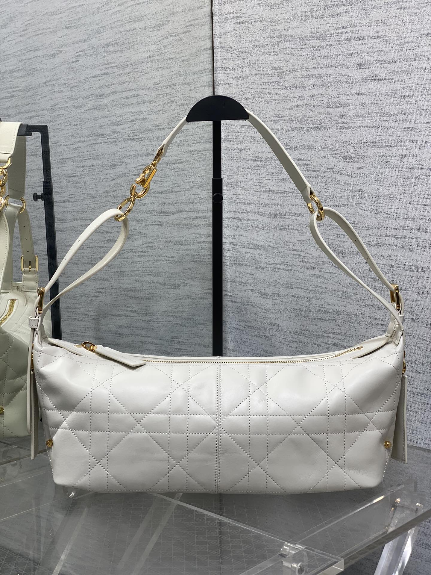 中号现货‼️
Journey系列中号平纹皮，开年就王炸，直接击中心巴上，自带松弛感的hobo包，包形柔软
