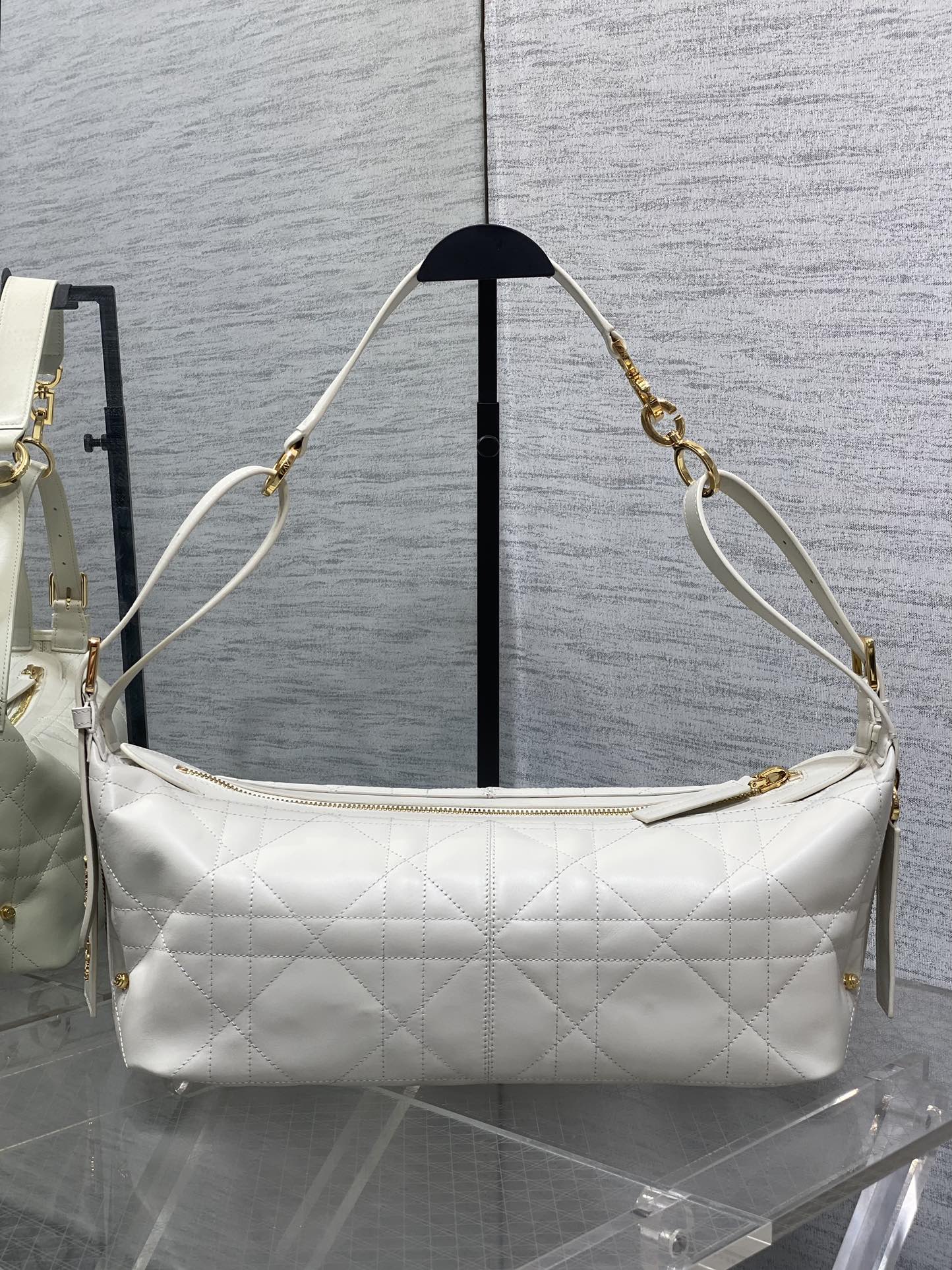 中号现货‼️
Journey系列中号平纹皮，开年就王炸，直接击中心巴上，自带松弛感的hobo包，包形柔软