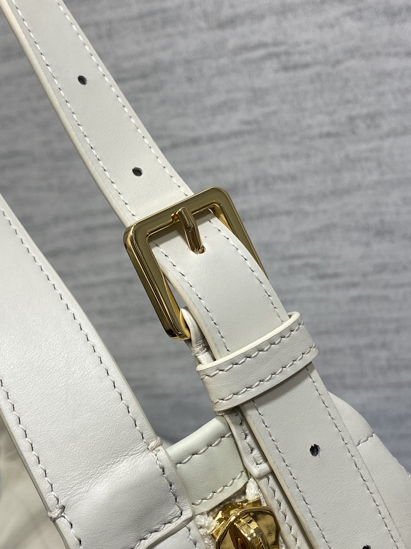 中号现货‼️
Journey系列中号平纹皮，开年就王炸，直接击中心巴上，自带松弛感的hobo包，包形柔软
