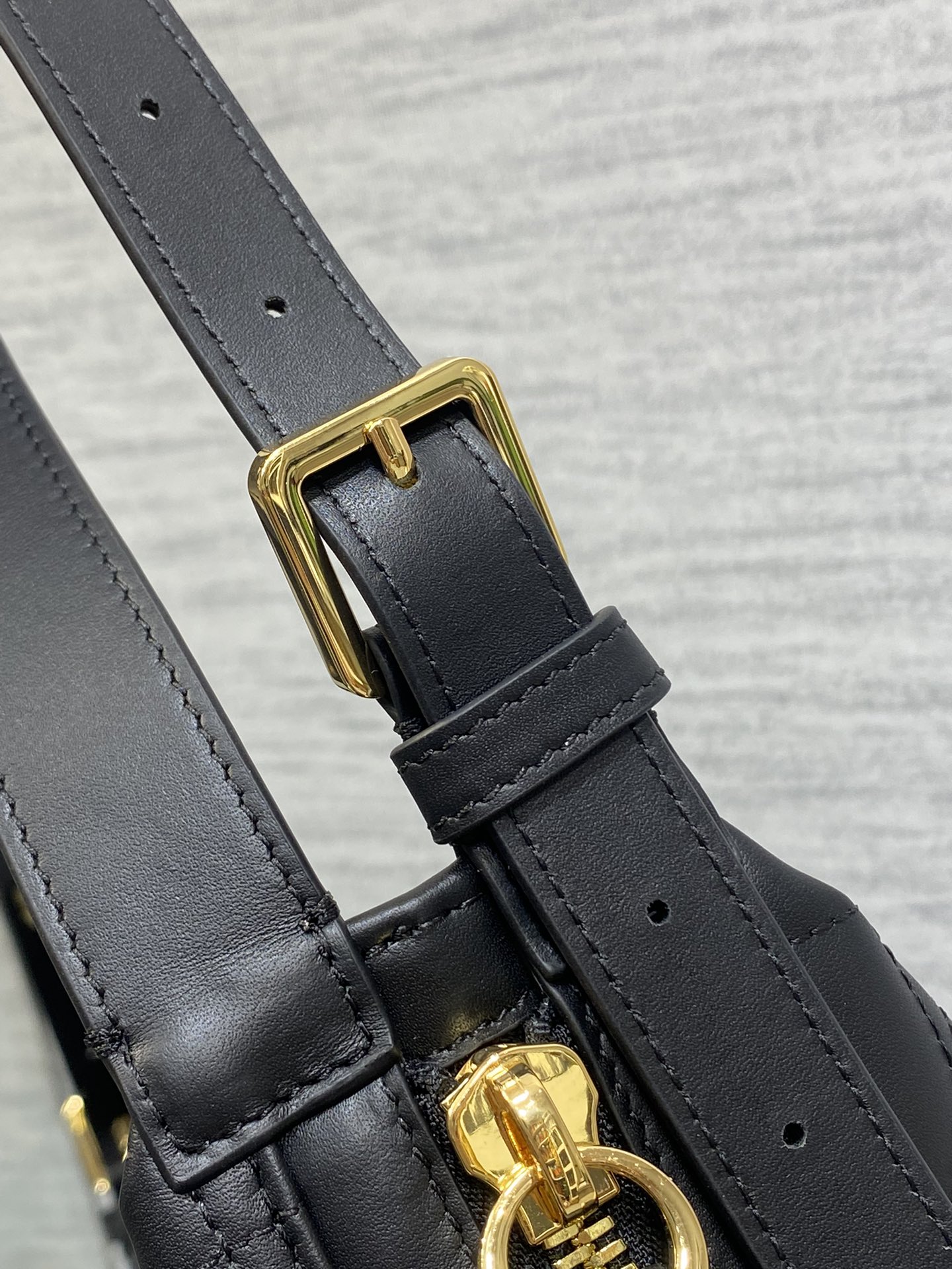 中号现货‼️
Journey系列中号平纹皮，开年就王炸，直接击中心巴上，自带松弛感的hobo包，包形柔软