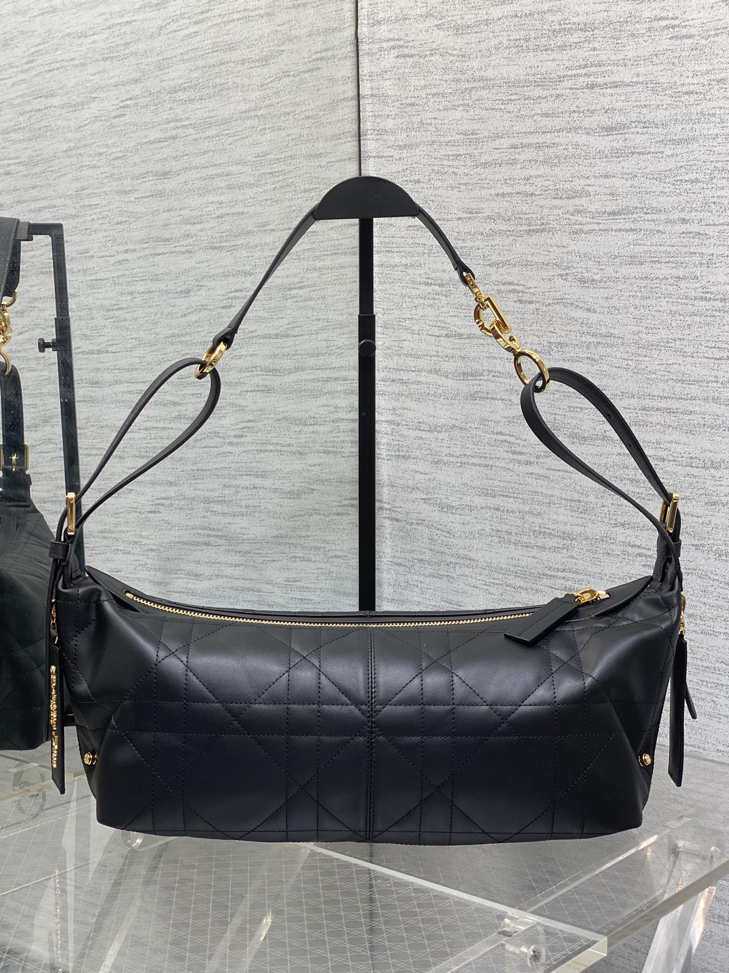 中号现货‼️
Journey系列中号平纹皮，开年就王炸，直接击中心巴上，自带松弛感的hobo包，包形柔软