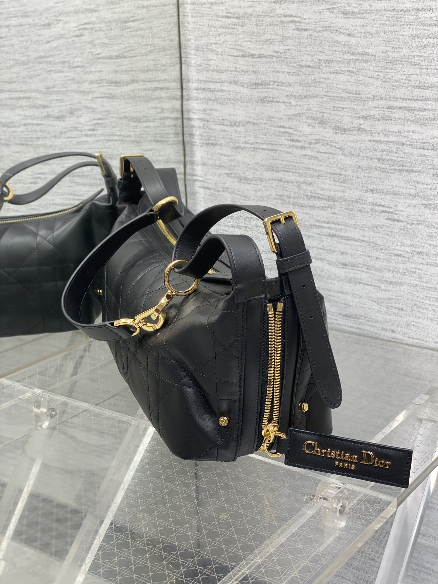 中号现货‼️
Journey系列中号平纹皮，开年就王炸，直接击中心巴上，自带松弛感的hobo包，包形柔软