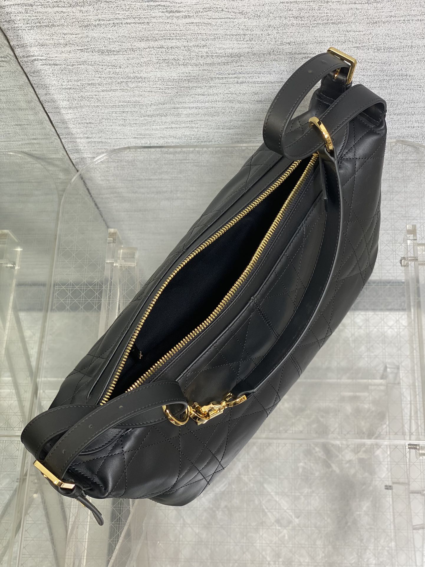 中号现货‼️
Journey系列中号平纹皮，开年就王炸，直接击中心巴上，自带松弛感的hobo包，包形柔软