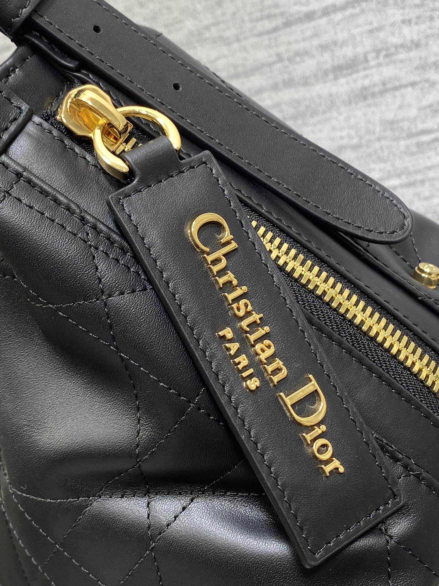 中号现货‼️
Journey系列中号平纹皮，开年就王炸，直接击中心巴上，自带松弛感的hobo包，包形柔软