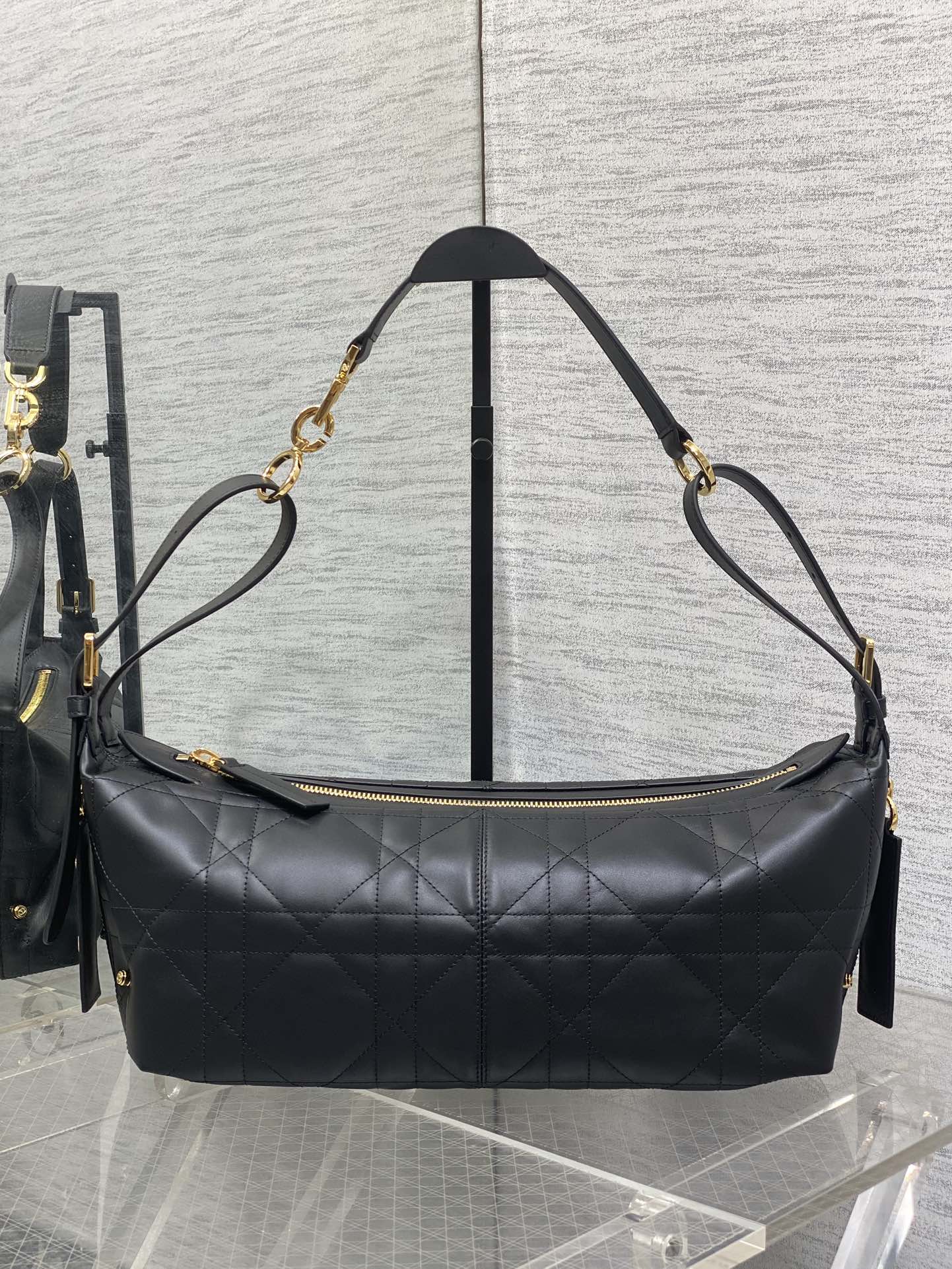 中号现货‼️
Journey系列中号平纹皮，开年就王炸，直接击中心巴上，自带松弛感的hobo包，包形柔软
