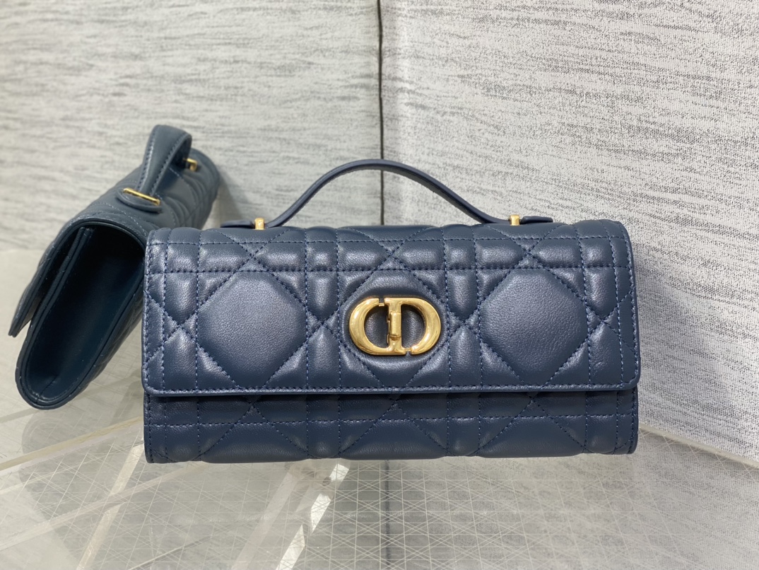 现货‼️
Miss Caro ToP Handle 手拿包~经典超大菱格皮➕CD钮扣，是不是千金感满满🤗