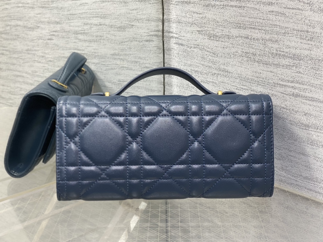 现货‼️
Miss Caro ToP Handle 手拿包~经典超大菱格皮➕CD钮扣，是不是千金感满满🤗