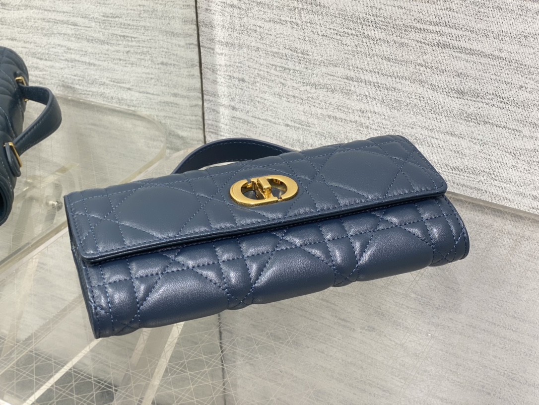 现货‼️
Miss Caro ToP Handle 手拿包~经典超大菱格皮➕CD钮扣，是不是千金感满满🤗