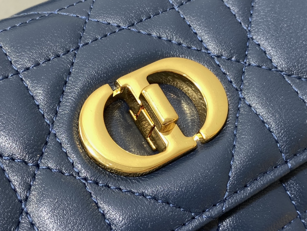 现货‼️
Miss Caro ToP Handle 手拿包~经典超大菱格皮➕CD钮扣，是不是千金感满满🤗