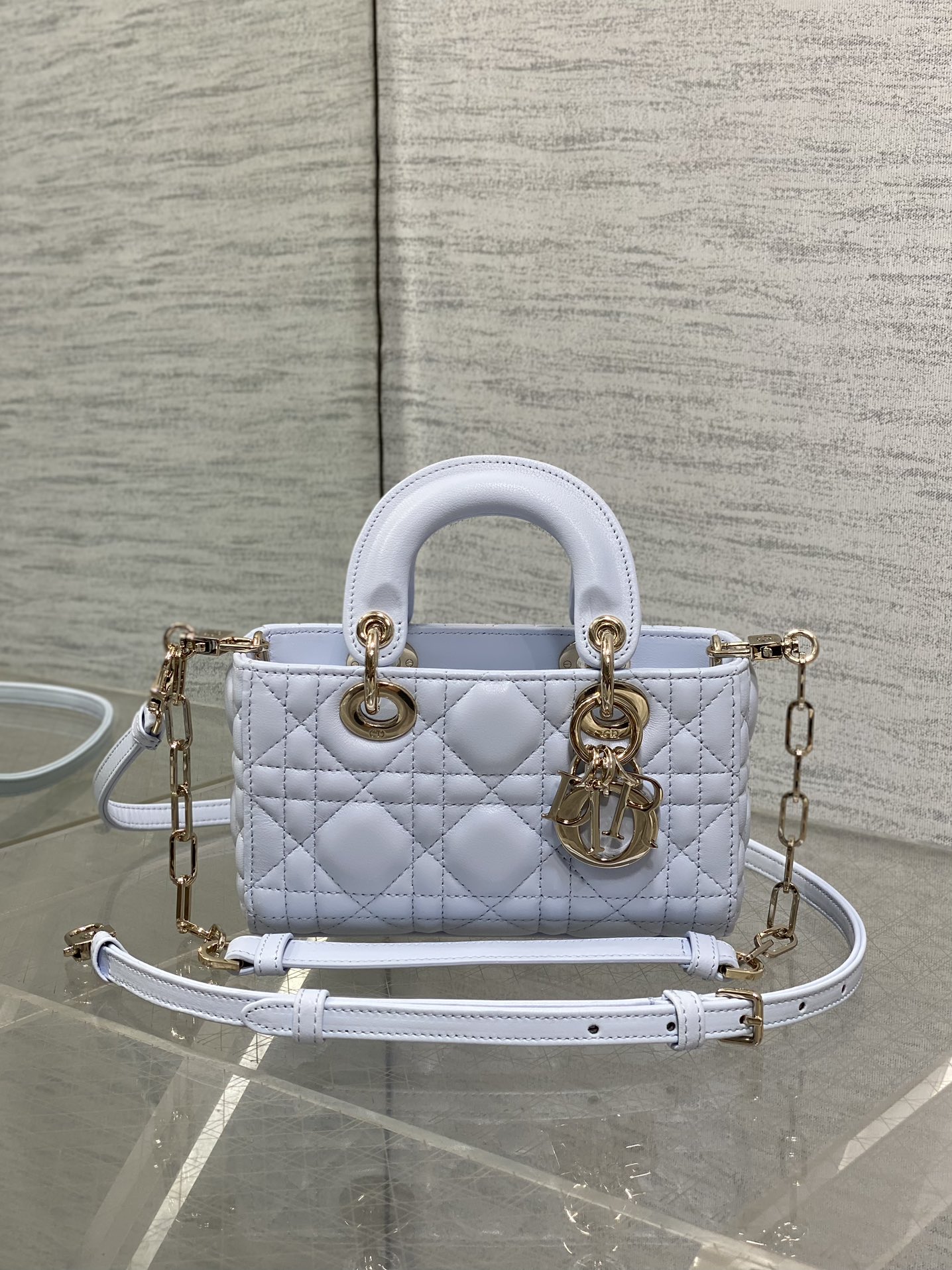 Mini mancha azul glaciar‼ ️ La moda del bolso D-Joy de piel de oveja 2023 es de hecho una reencarnación, regresando a l…