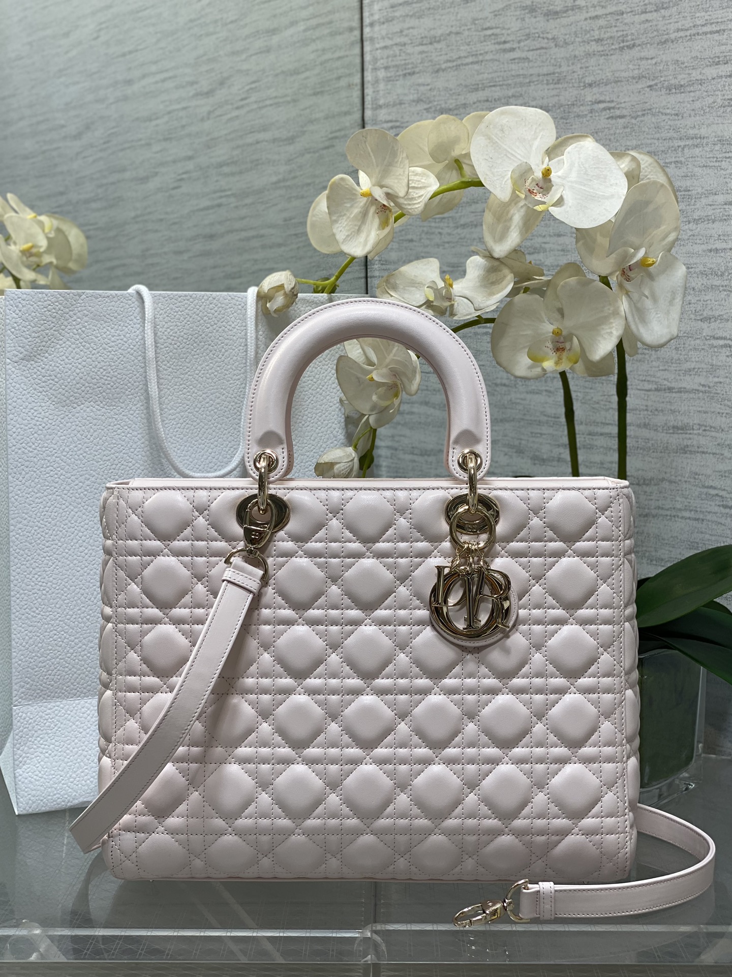 𝐋𝐚𝐝𝐲 Piel de oveja rosa con flor de cerezo de siete cuadros en oro claro