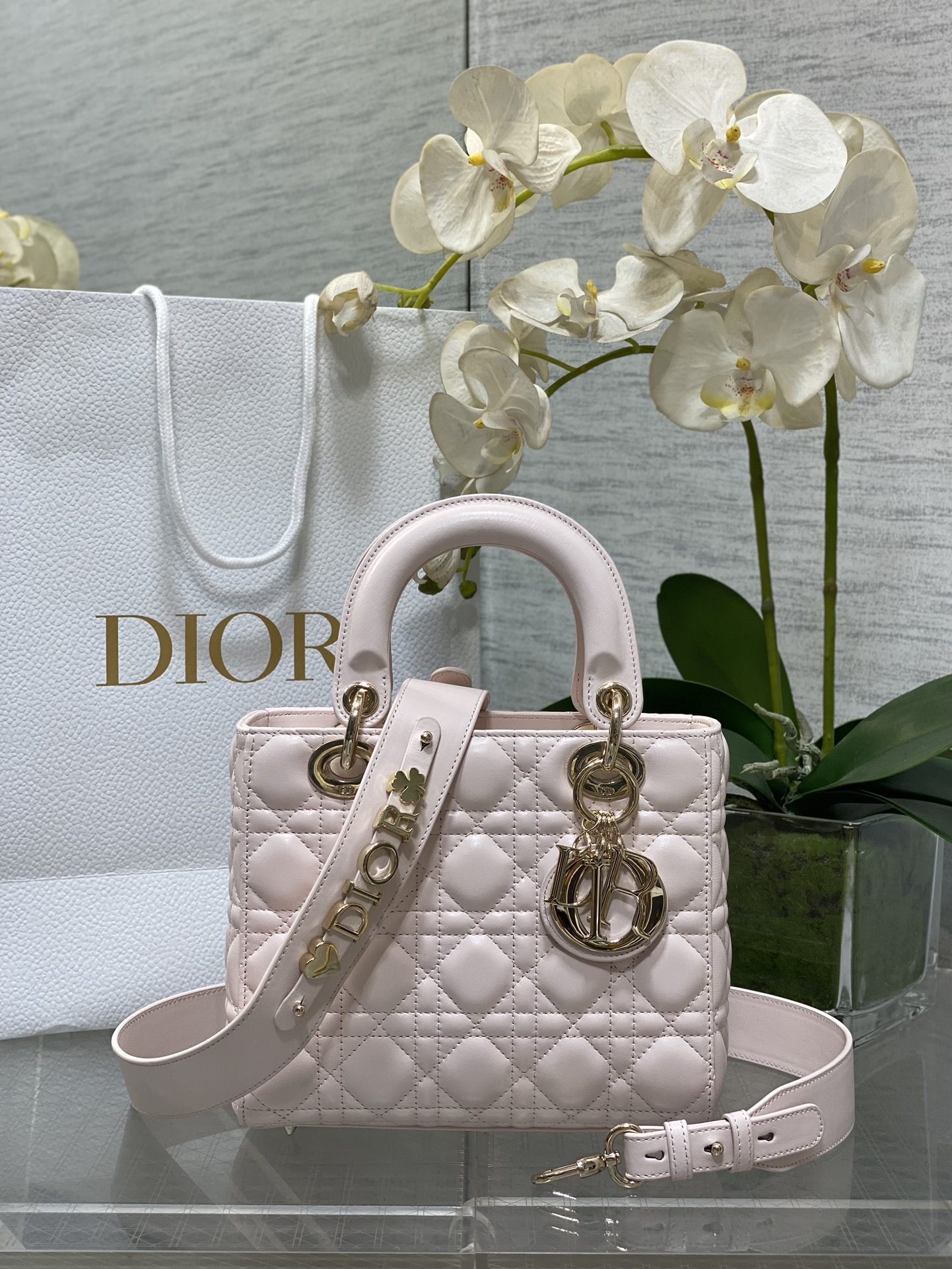 𝐋𝐚𝐝𝐲Cuatro cuadros flor de cerezo piel de oveja rosa oro claro