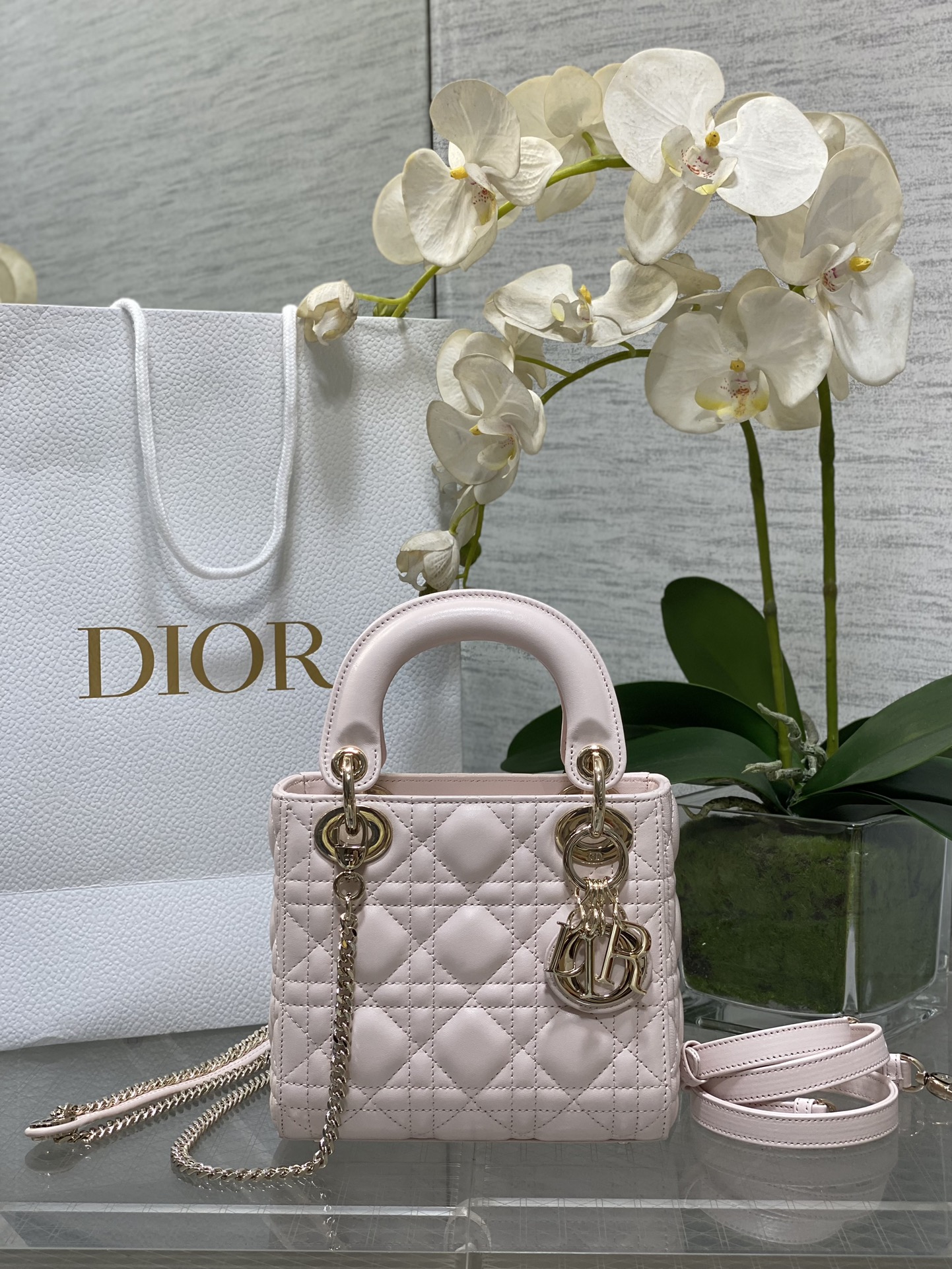 𝐋𝐚𝐝𝐲 Tres paneles de piel de oveja rosa con flor de cerezo en oro claro