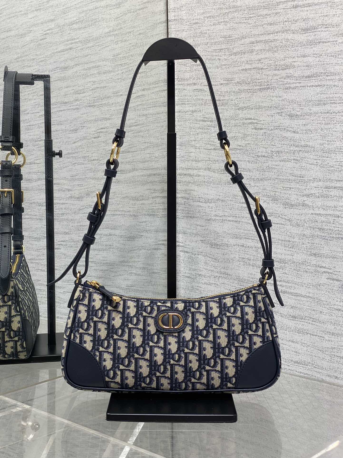 Mini sac Cigale en tissu à carreaux bleu, broderie en raphia et cuir de vachette