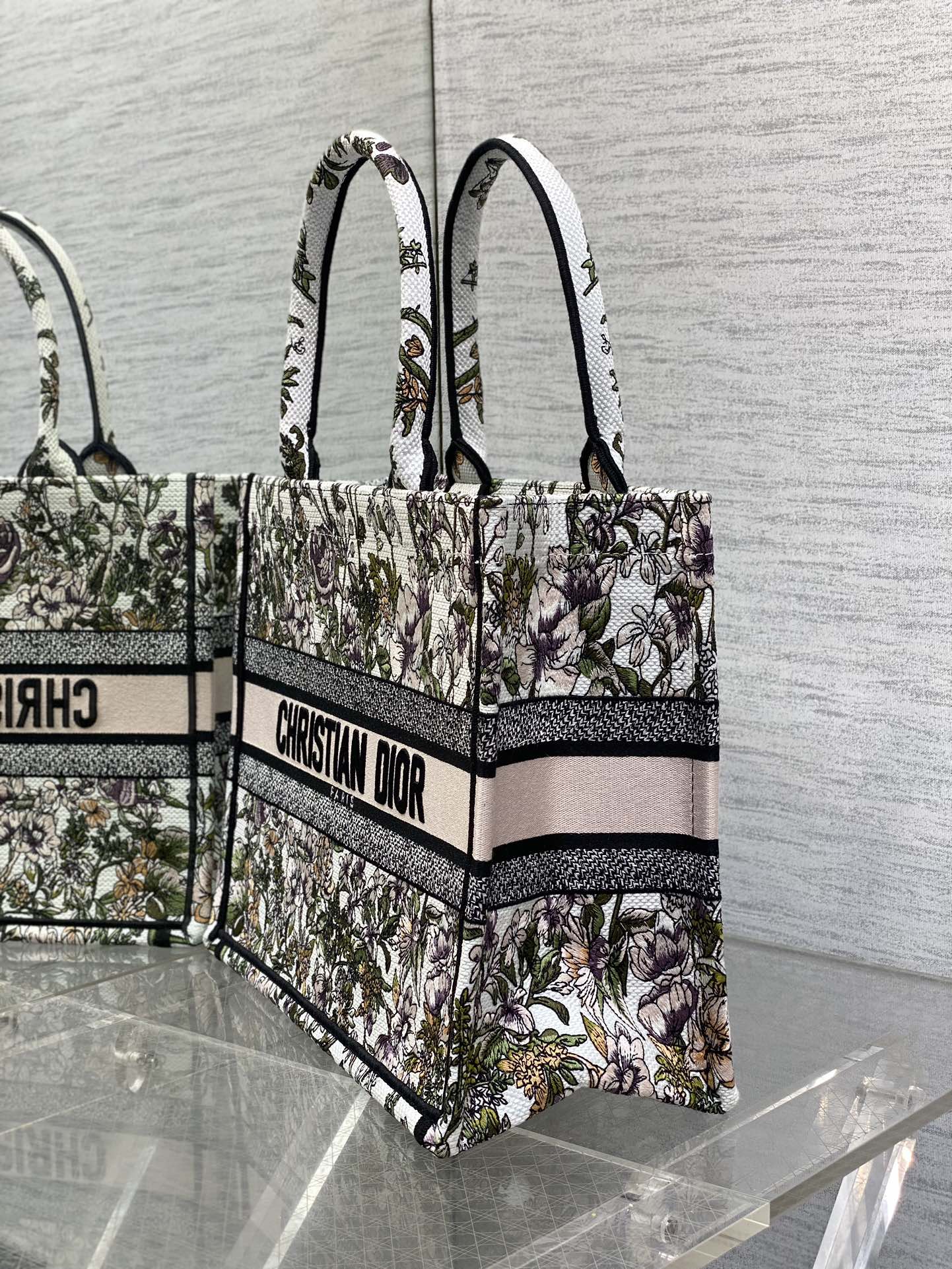 中号现货‼️ 
Tote最新春夏系列，紫色荷花刺绣图案，夏日气息扑面而来，高级的拼色，标志性的字母，超大