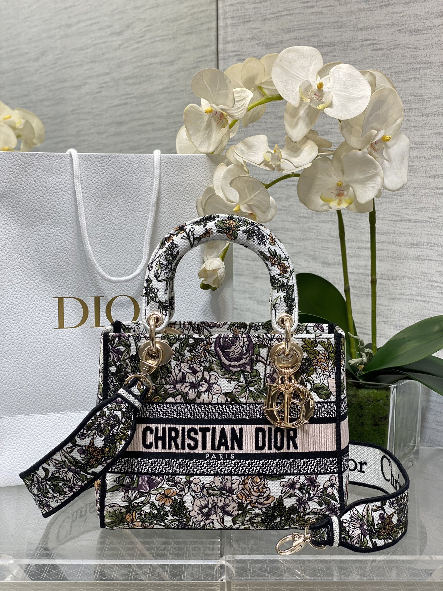 𝐋𝐚𝐝𝐲El último patrón de bordado de cinco cuadros para primavera y verano.