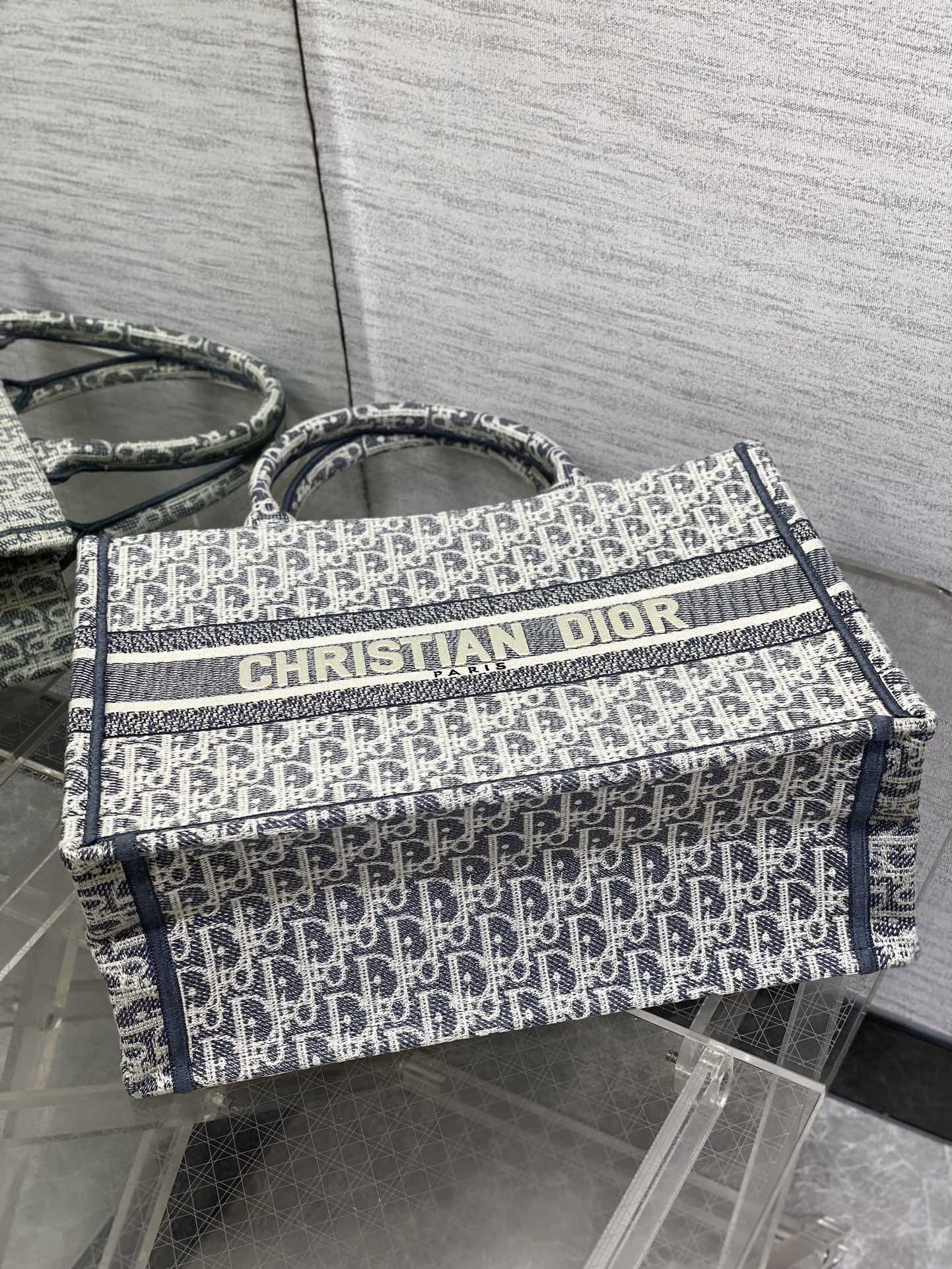 中号现货‼️ 
Tote最新春夏系列，天蓝色面料刺绣图案，夏日气息扑面而来，高级的拼色，标志性的字母，超