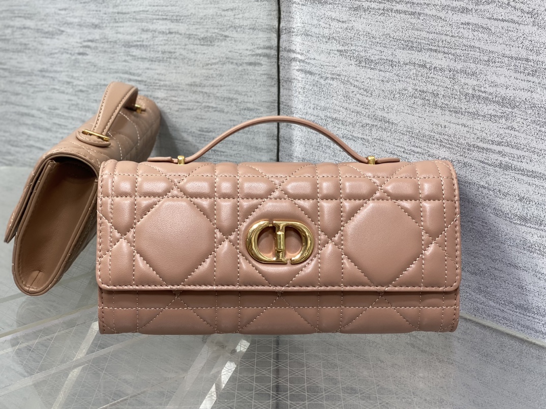 现货‼️
Miss Caro ToP Handle 手拿包~经典超大菱格皮➕CD钮扣，是不是千金感满满🤗