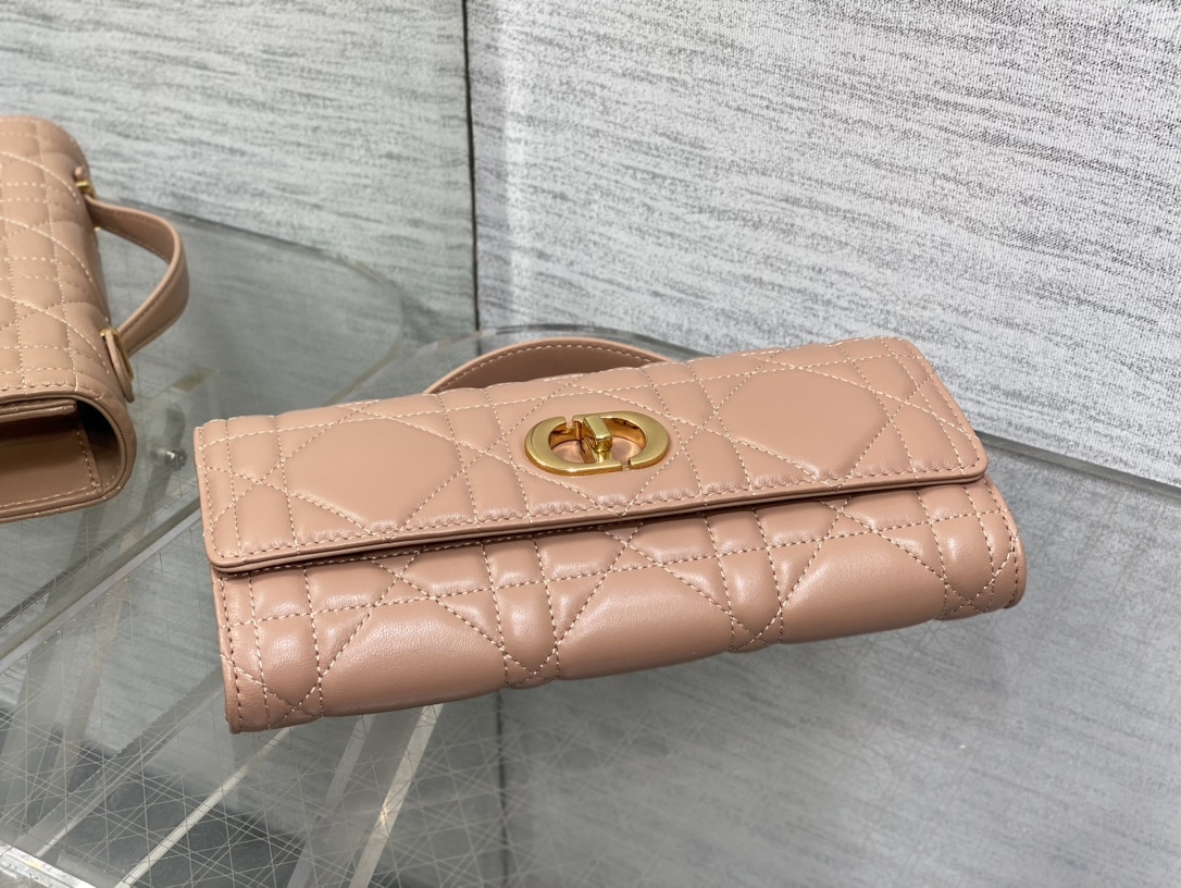 现货‼️
Miss Caro ToP Handle 手拿包~经典超大菱格皮➕CD钮扣，是不是千金感满满🤗