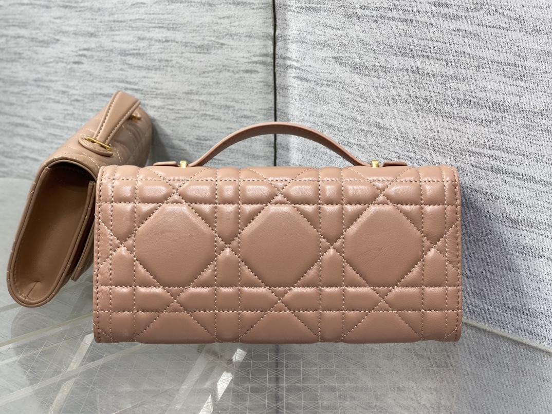 现货‼️
Miss Caro ToP Handle 手拿包~经典超大菱格皮➕CD钮扣，是不是千金感满满🤗