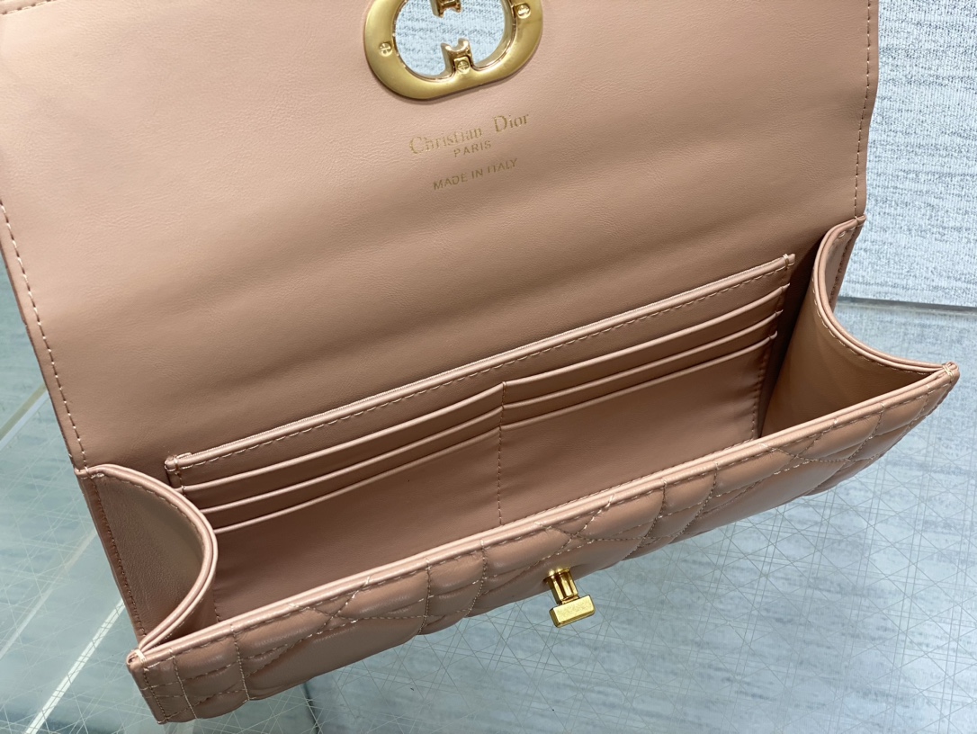 现货‼️
Miss Caro ToP Handle 手拿包~经典超大菱格皮➕CD钮扣，是不是千金感满满🤗